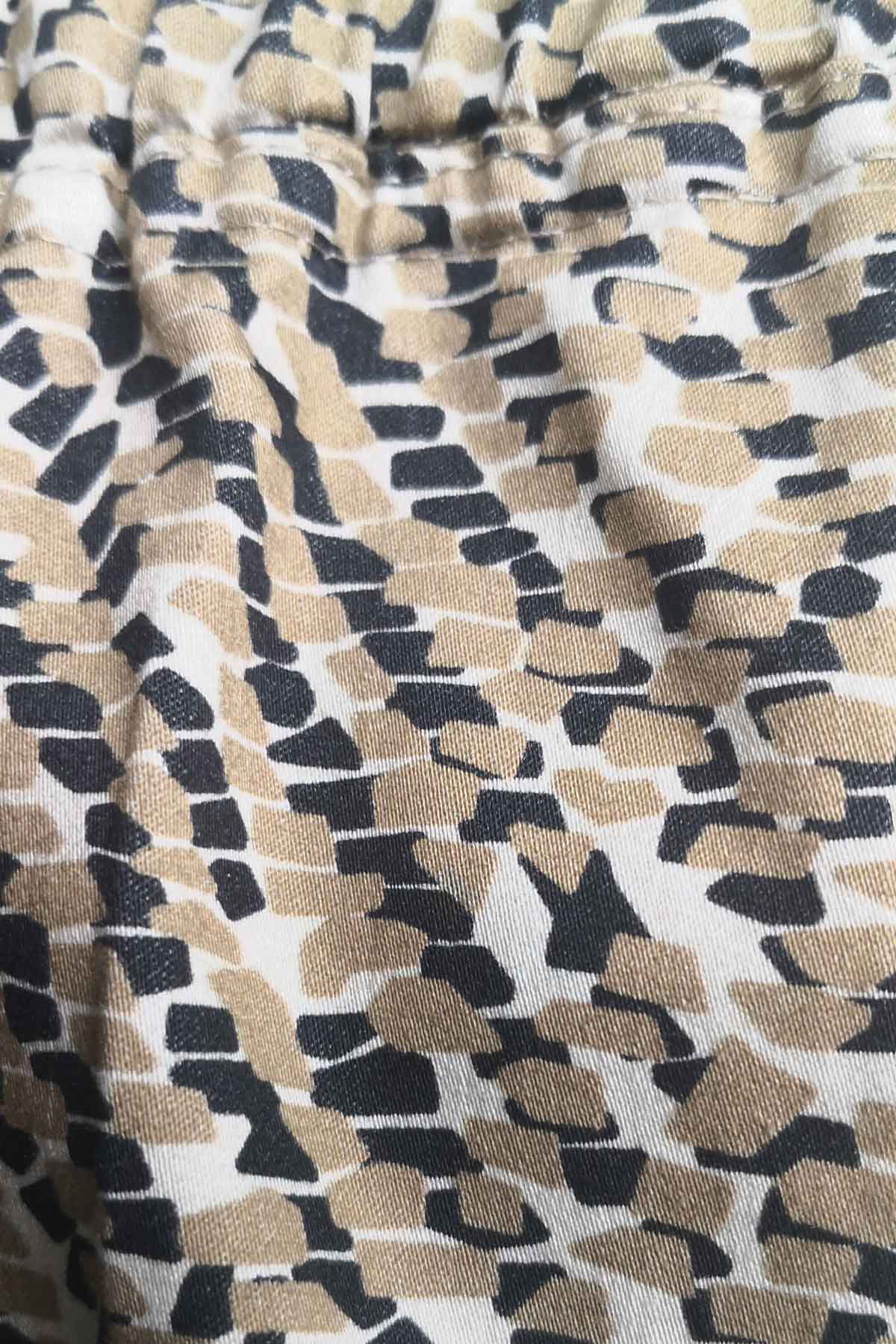 Бежов панталон с геометричен принт