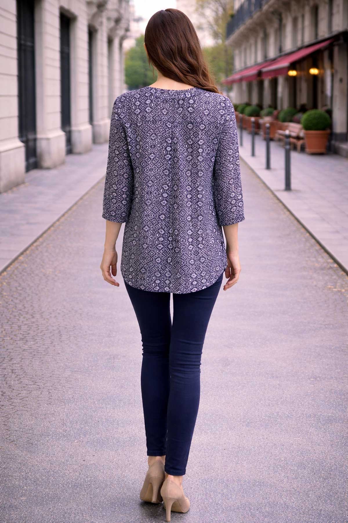 Дамска шифонена риза с геометричен десен в тъмносиньо