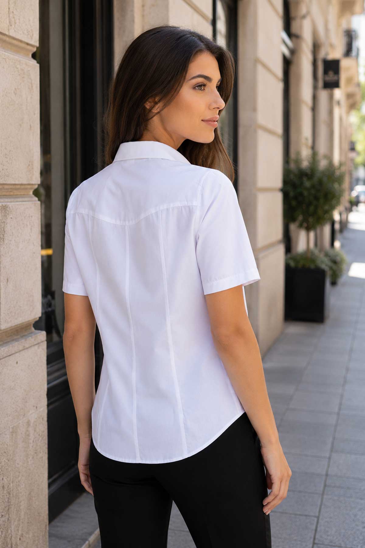 Бяла вталена риза с къс ръкав