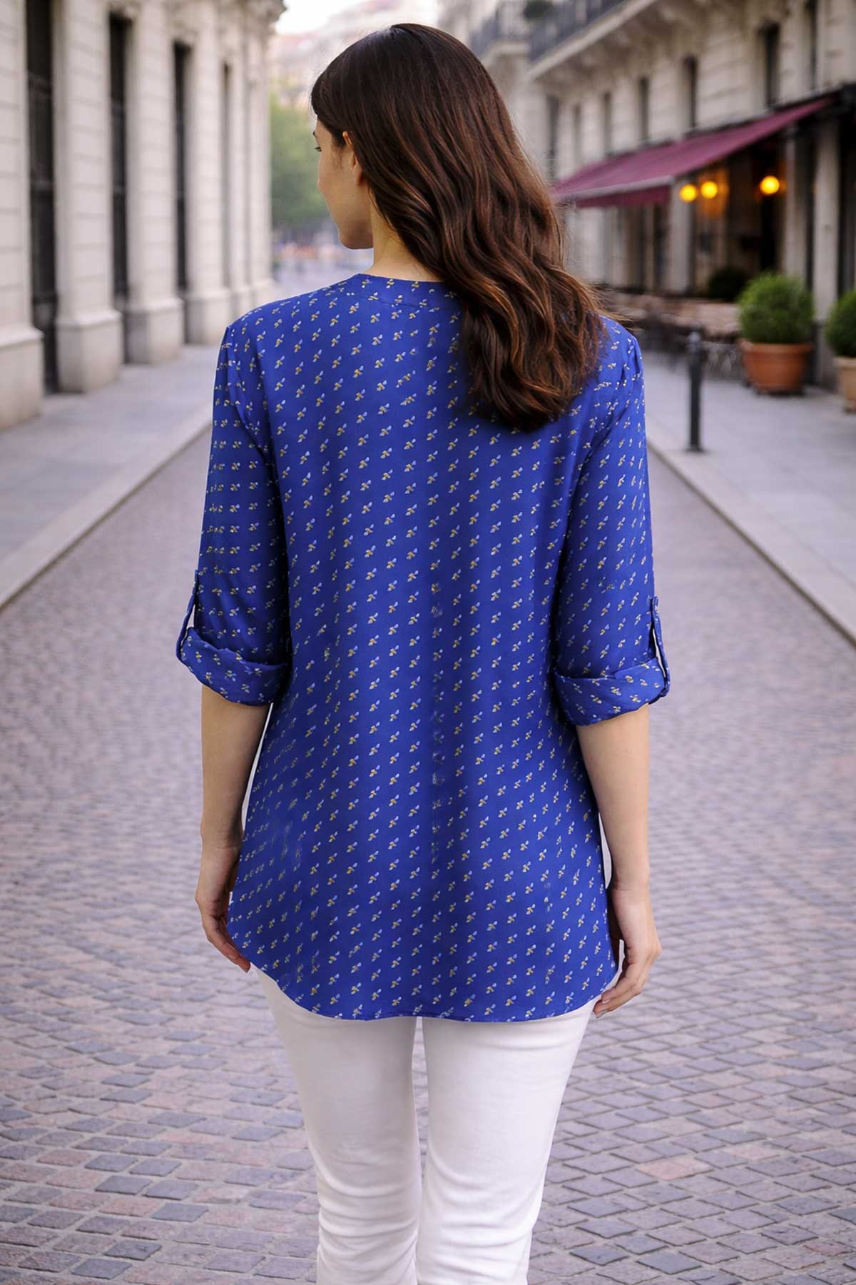 Дамска кралско синя риза с фин геометричен принт