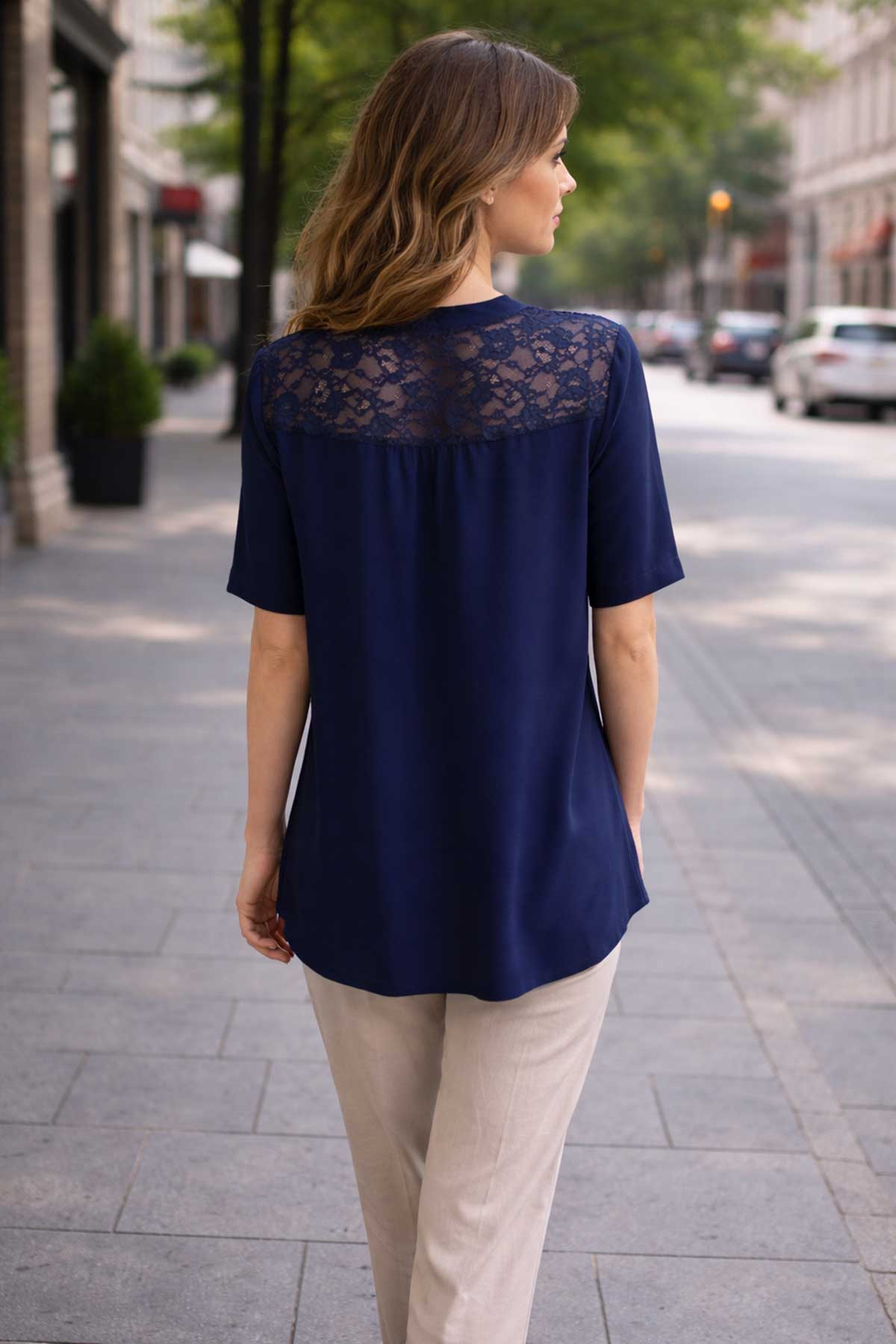 Тъмносиня блуза с дантелен акцент