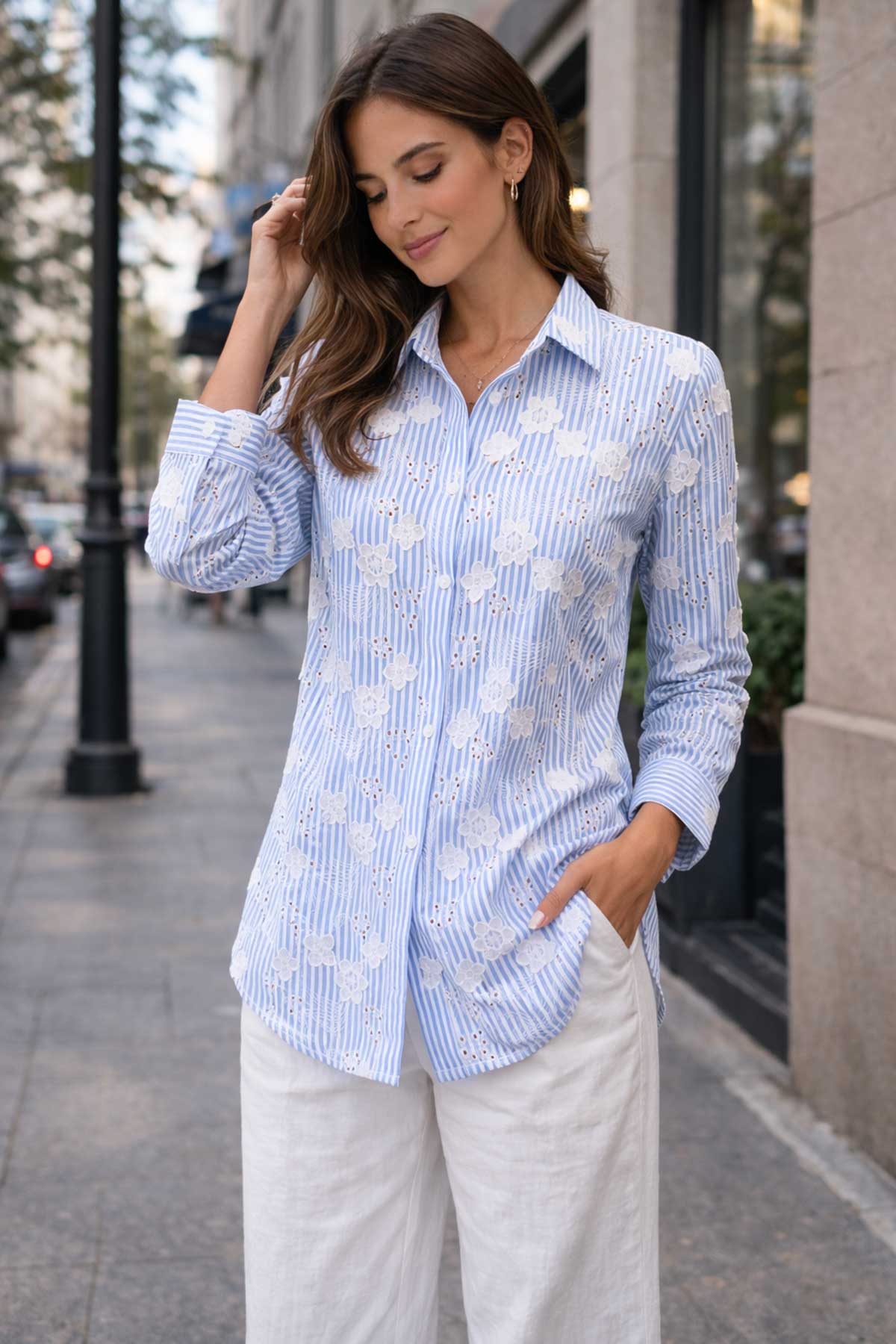 Свободна риза на синьо-бяло райе с флорална бродерия