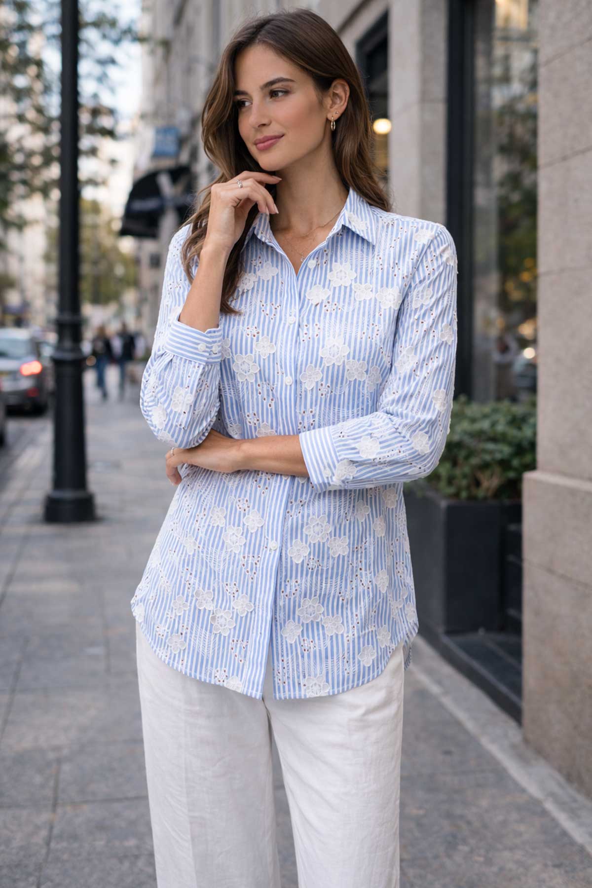 Свободна риза на синьо-бяло райе с флорална бродерия