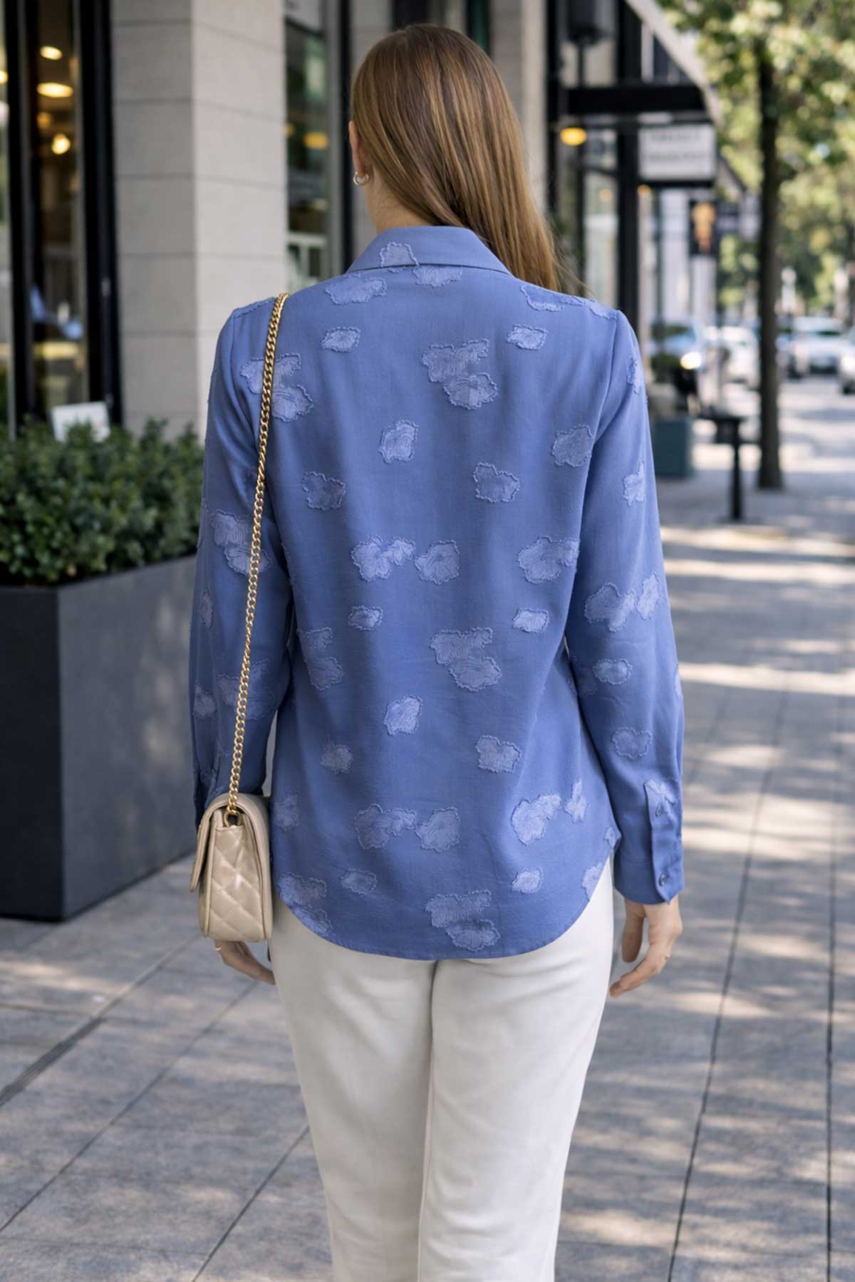 Синя риза с релефни апликации