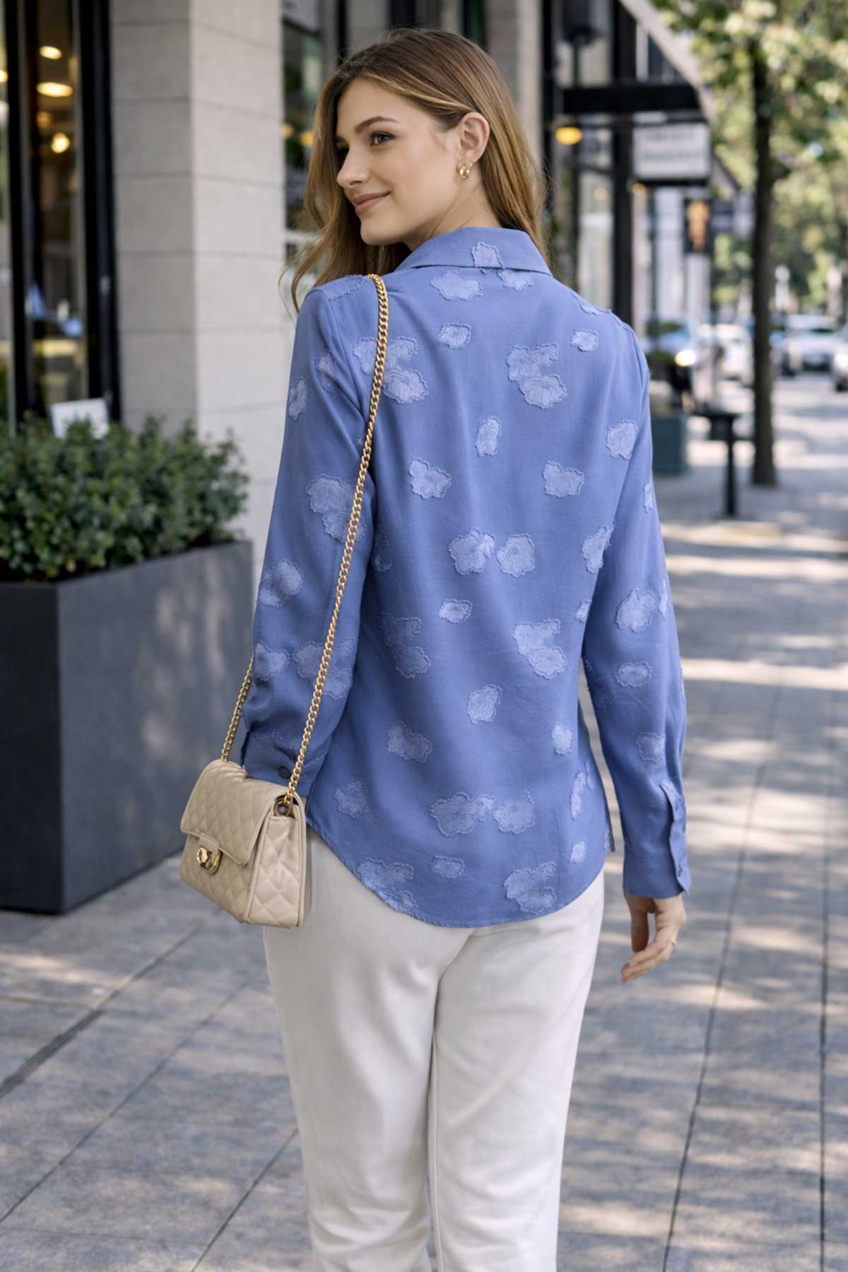 Синя риза с релефни апликации