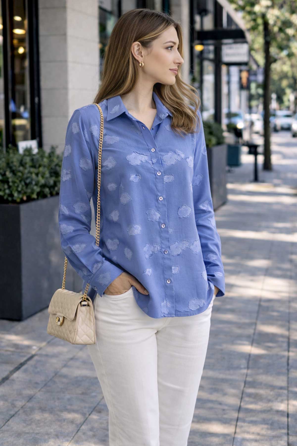 Синя риза с релефни апликации