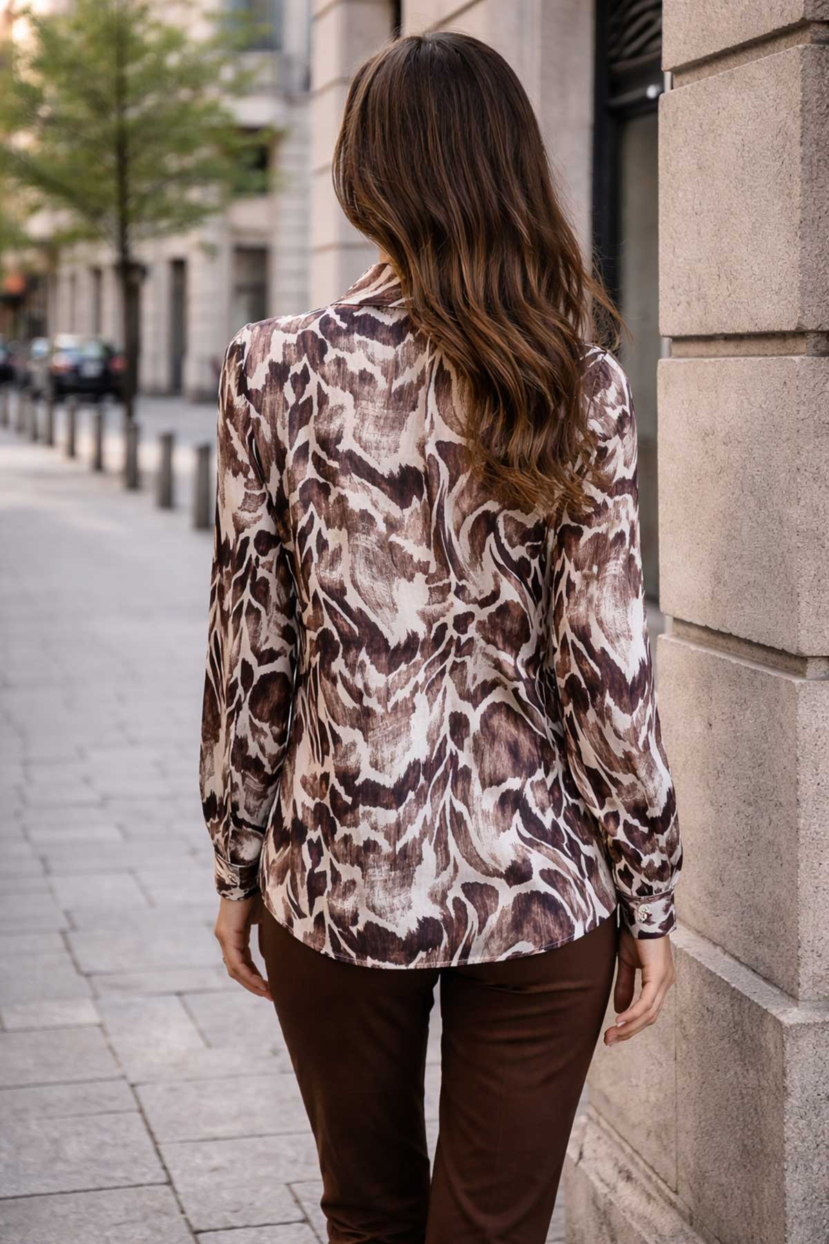 Сатенена риза с абстрактен животински принт в кафяво