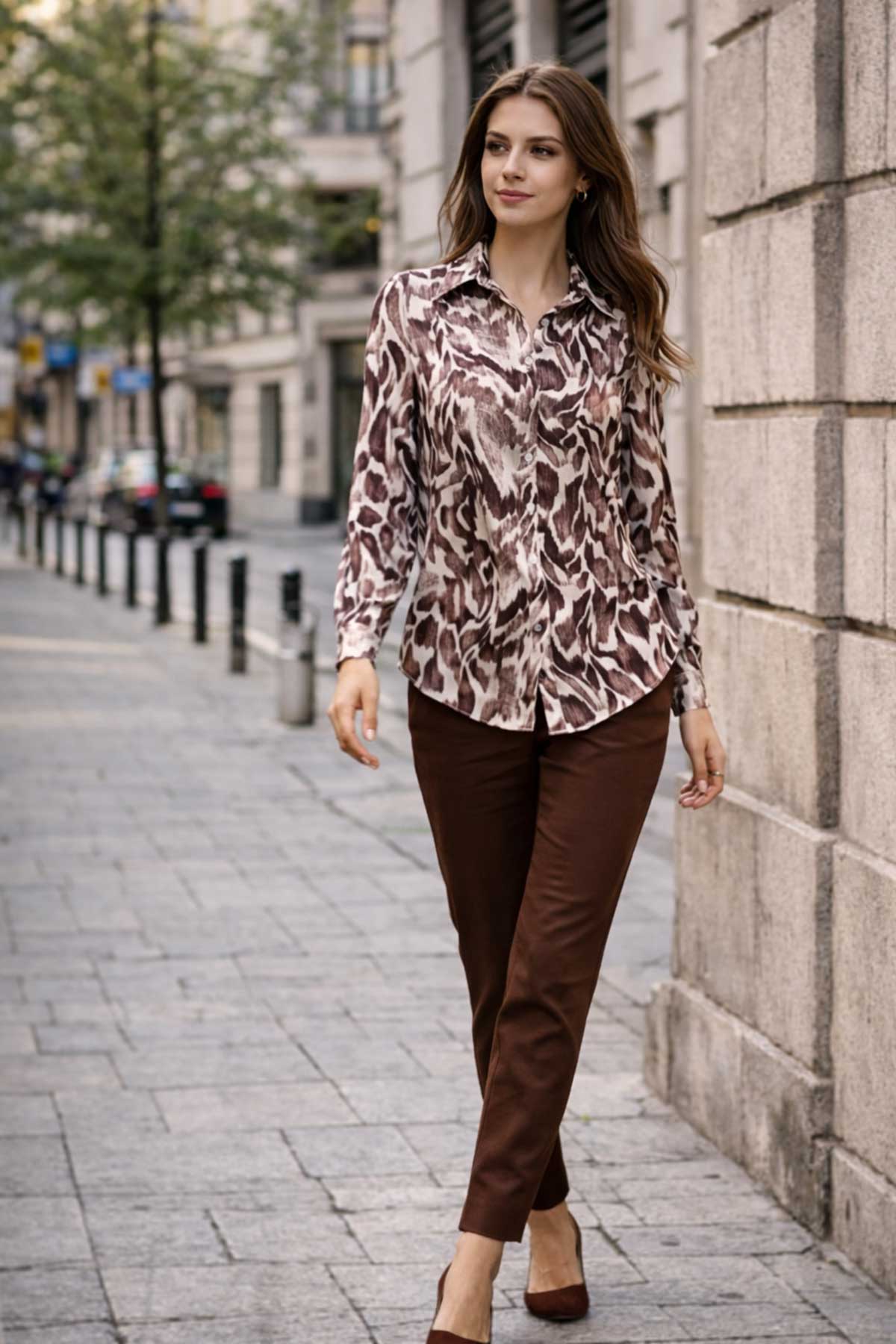 Сатенена риза с абстрактен животински принт в кафяво