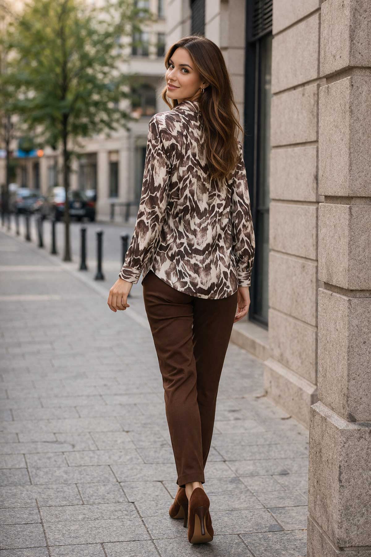 Сатенена риза с абстрактен животински принт в кафяво