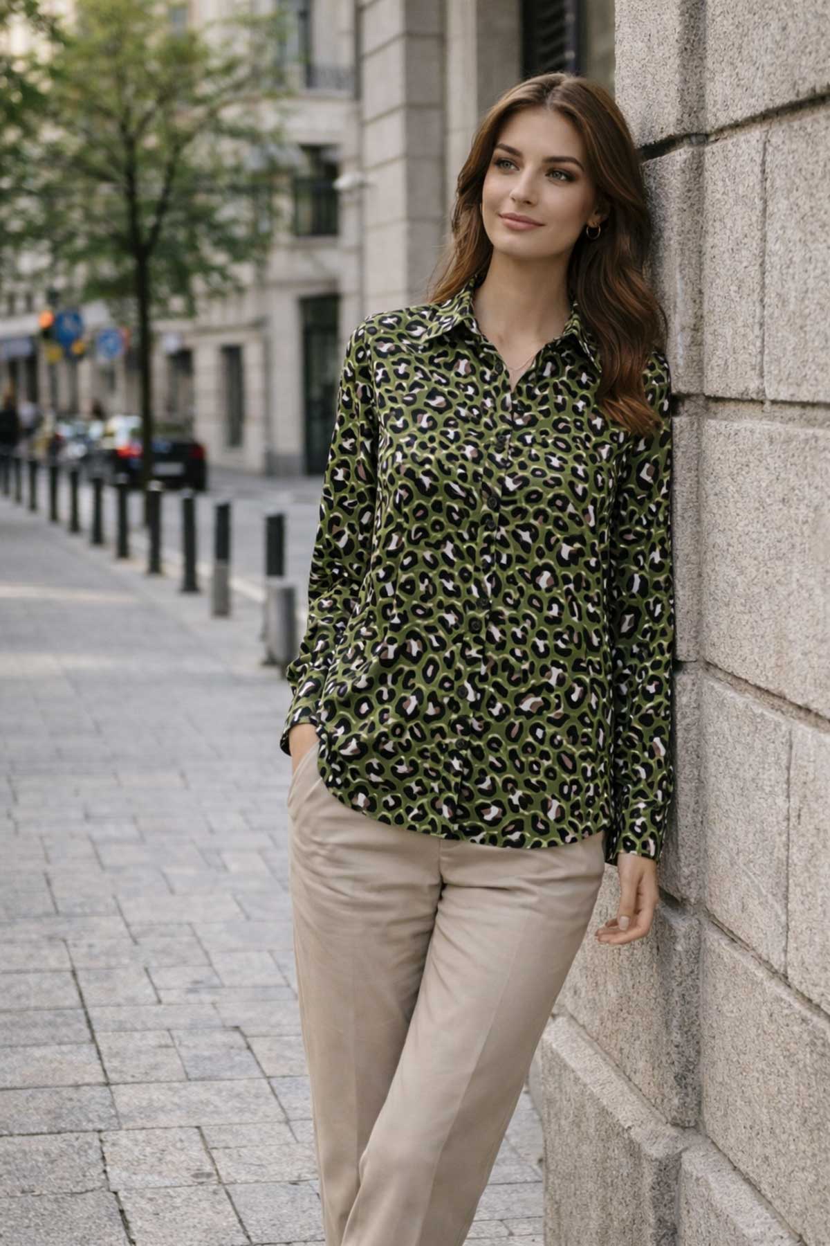 Памучна риза с абстрактен животински принт в маслиненозелено