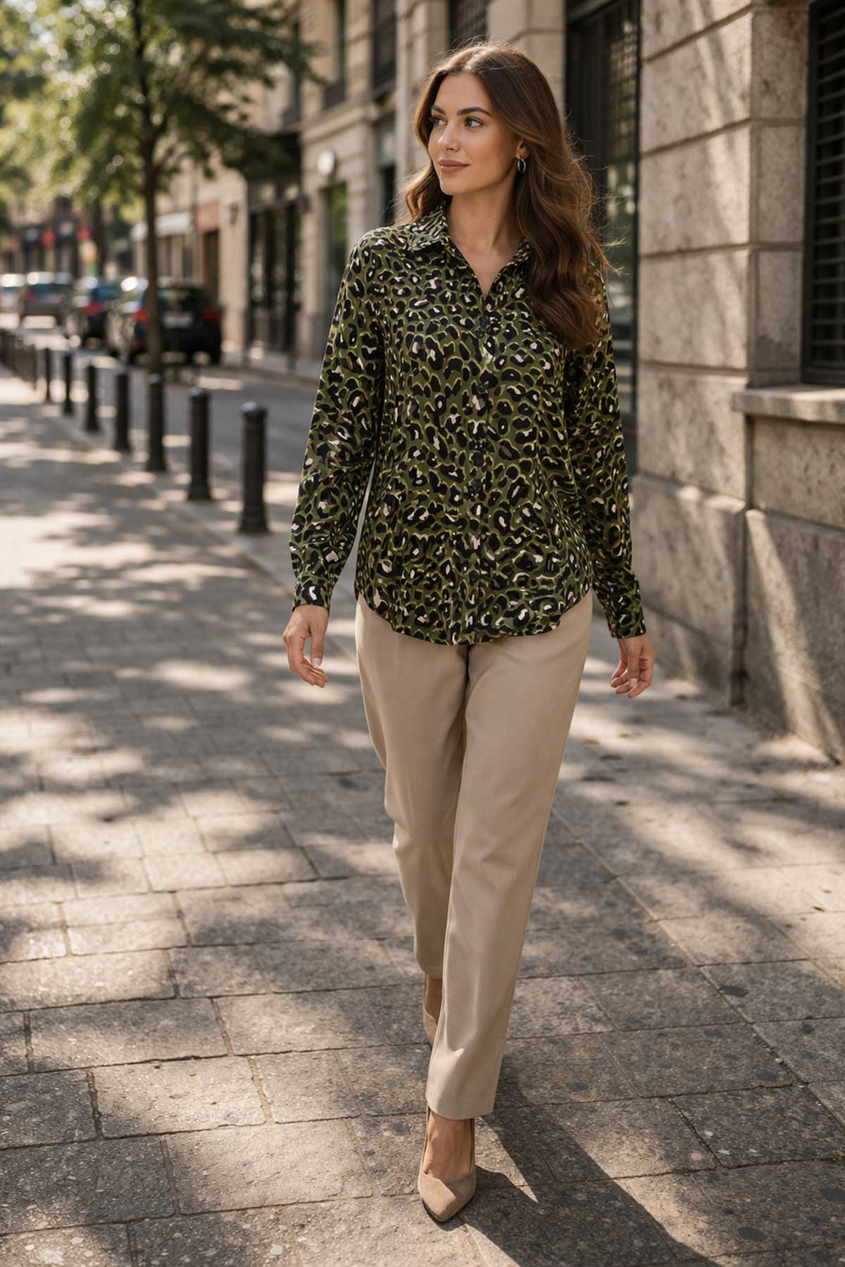 Памучна риза с абстрактен животински принт в маслиненозелено