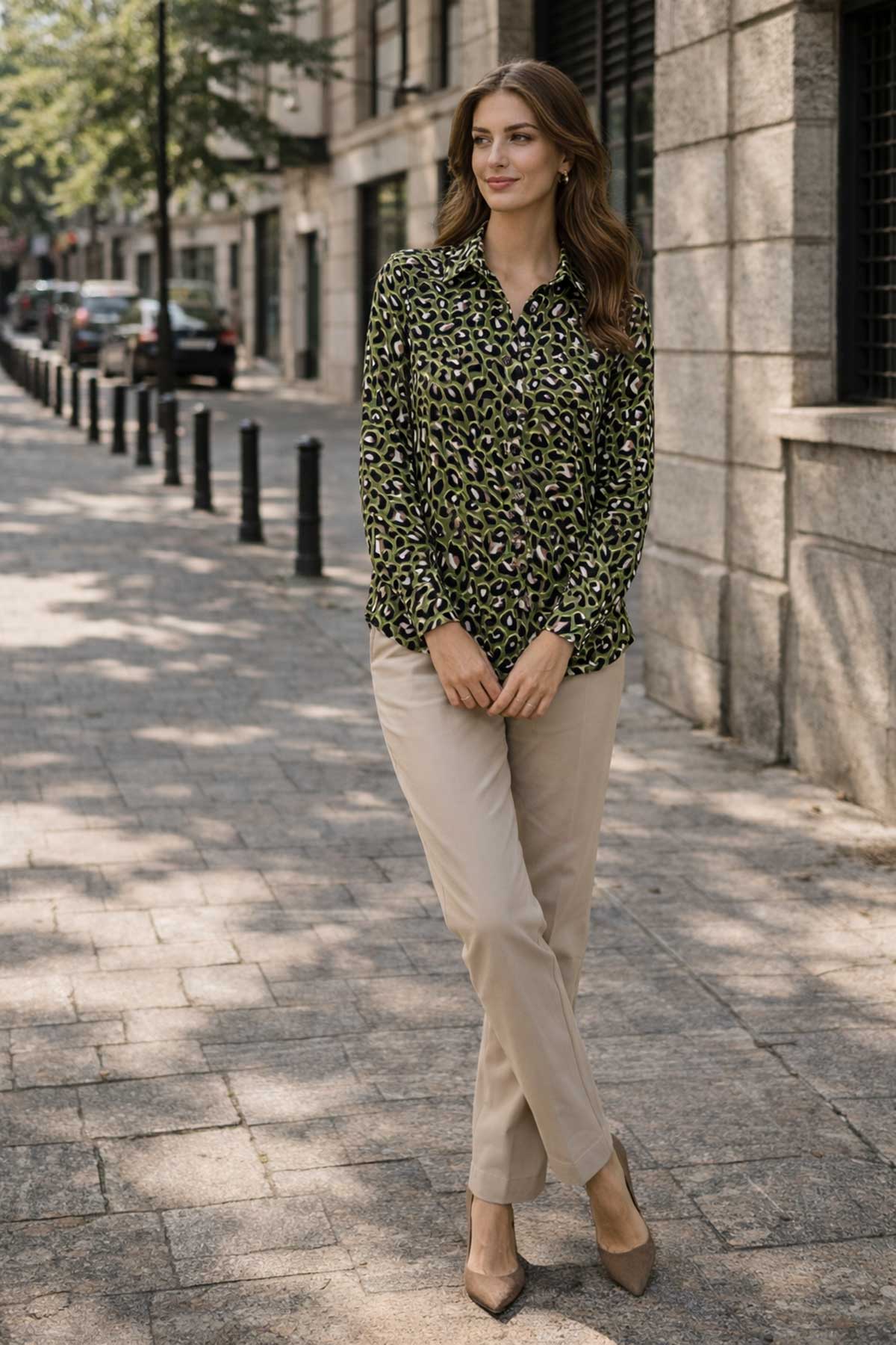 Памучна риза с абстрактен животински принт в маслиненозелено