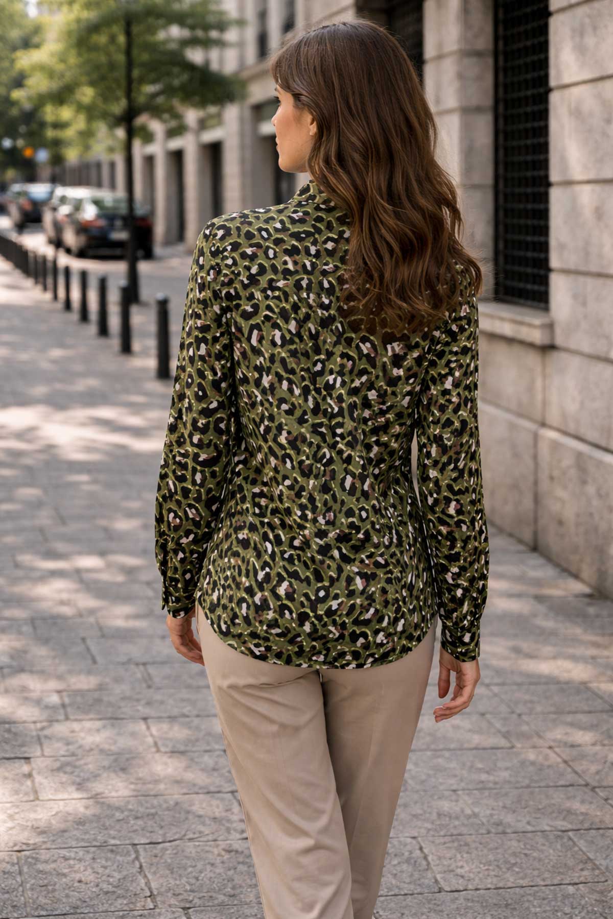 Памучна риза с абстрактен животински принт в маслиненозелено