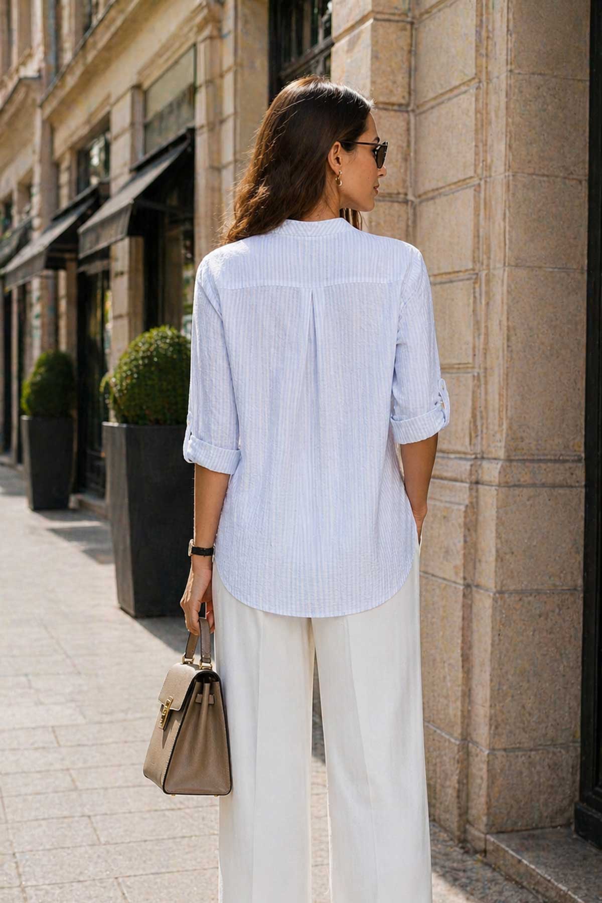 Светла риза с фин релеф и свободен силует