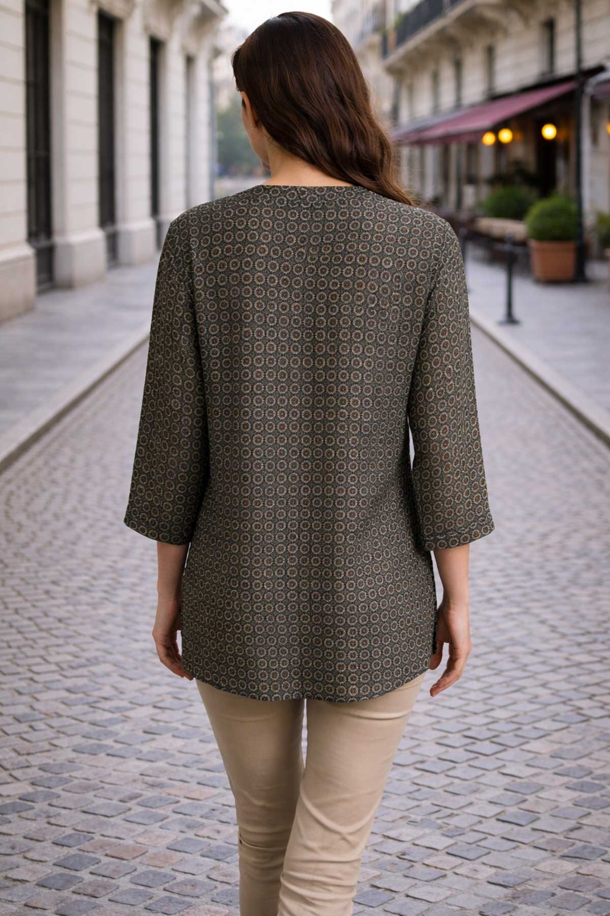 Дамска шифонена риза с геометричен принт в маслинено зелено