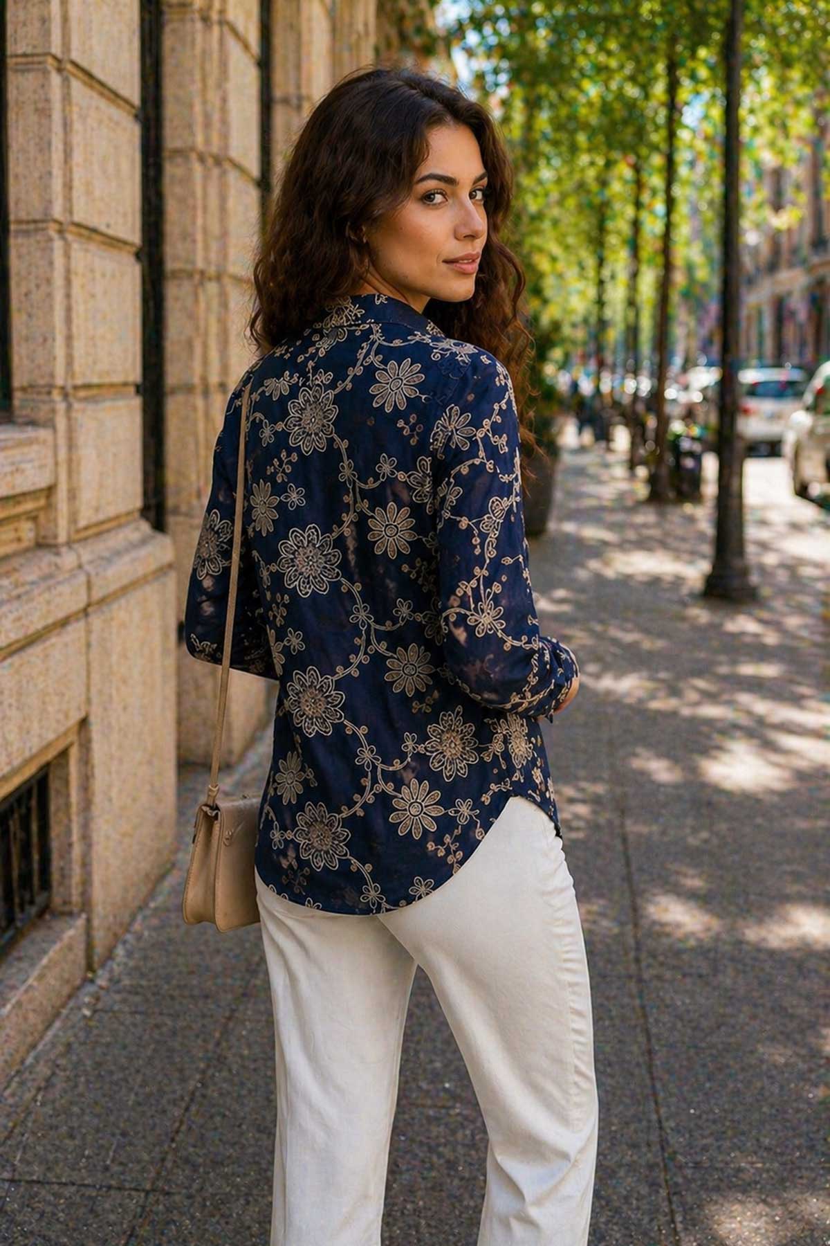 Дънкова риза с бродиран флорален десен