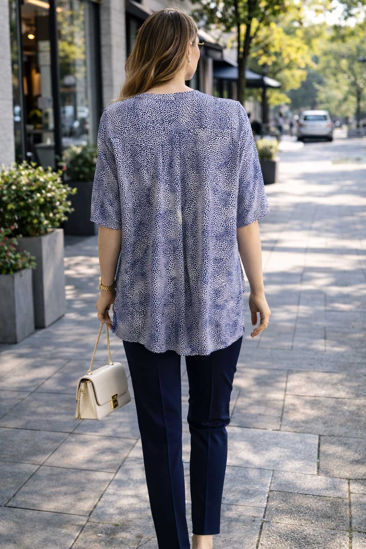 Синьо-бяла риза с деликатен принт