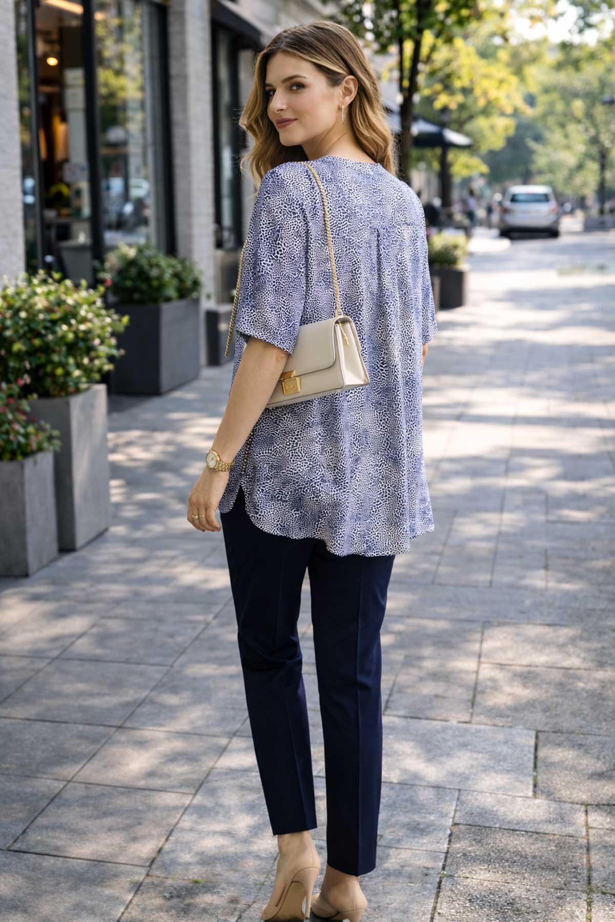 Синьо-бяла риза с деликатен принт