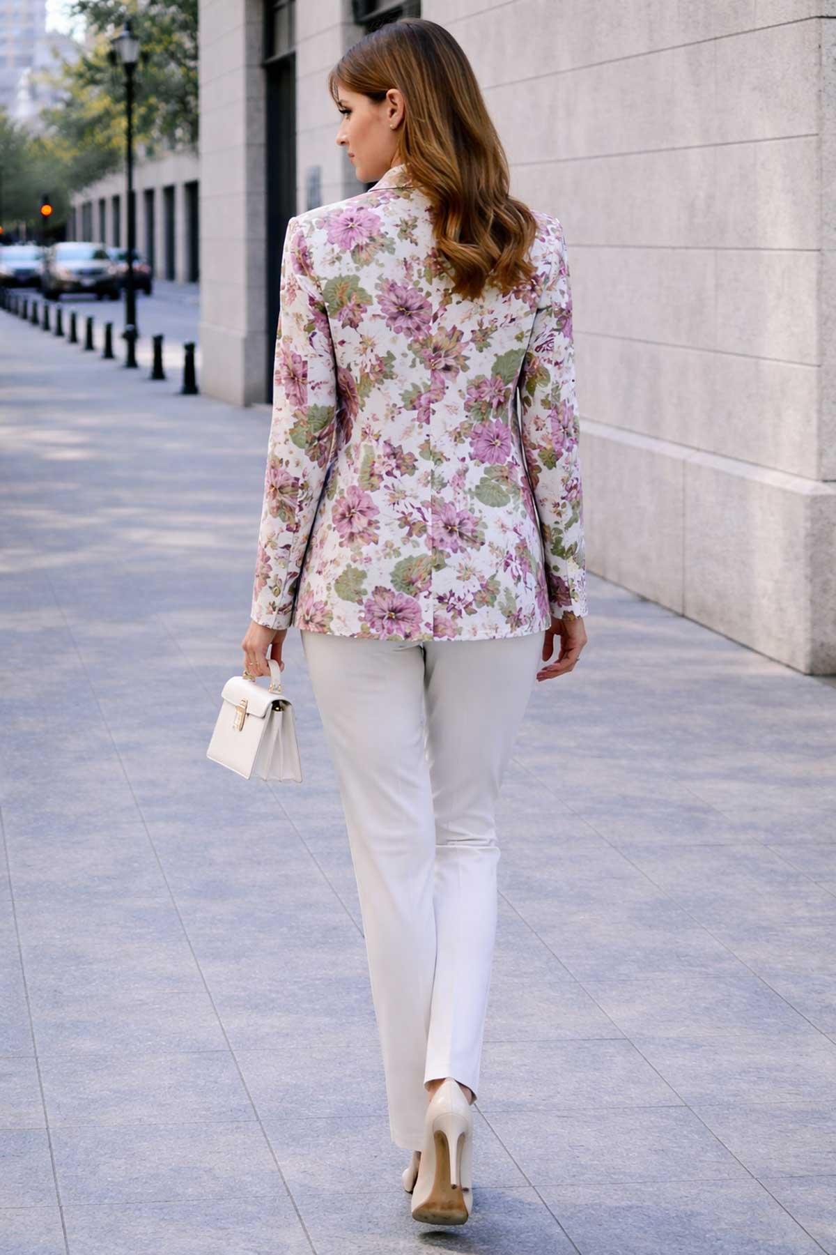 Флорално сако в бяло с лилави цветя