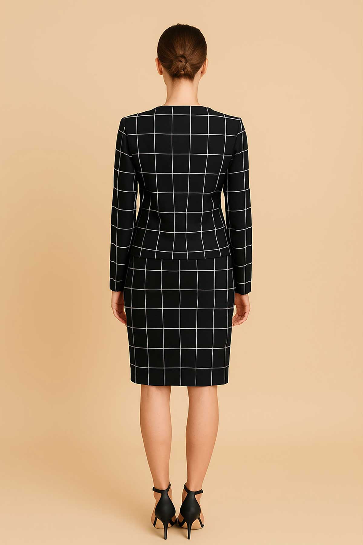 Костюм „Шанел“ с десен на черни квадрати | Вили Стил Костюм „Шанел“ с десен на черни квадрати