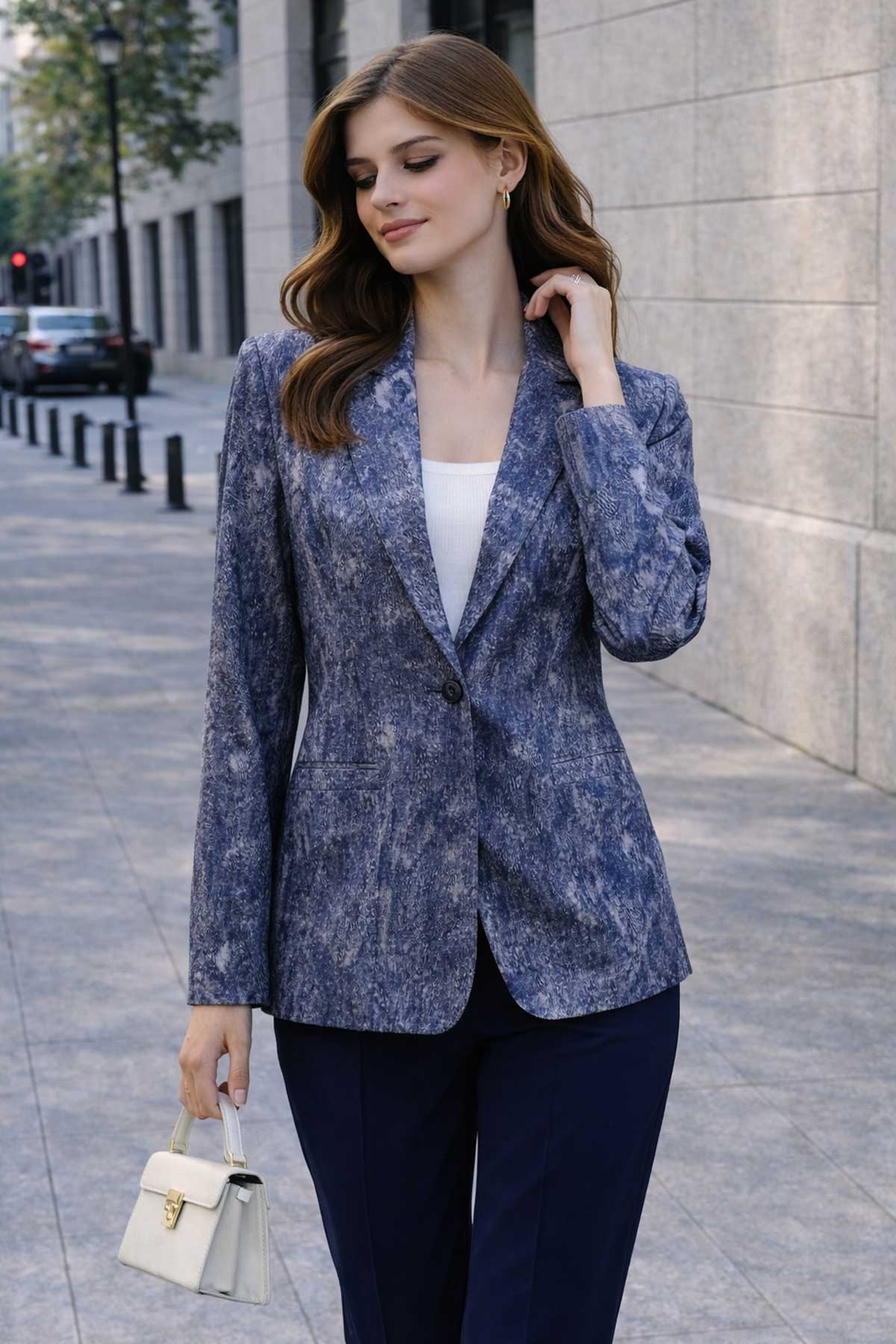 Сако без хастар с артистичен син десен