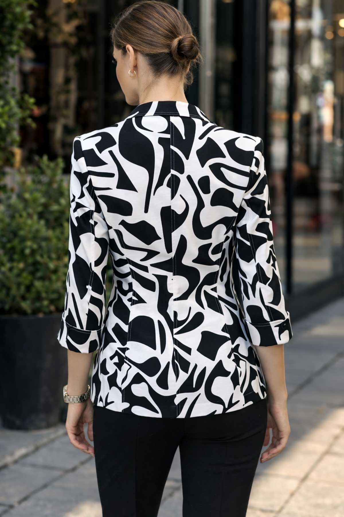 Черно-бяло сако с абстрактен принт