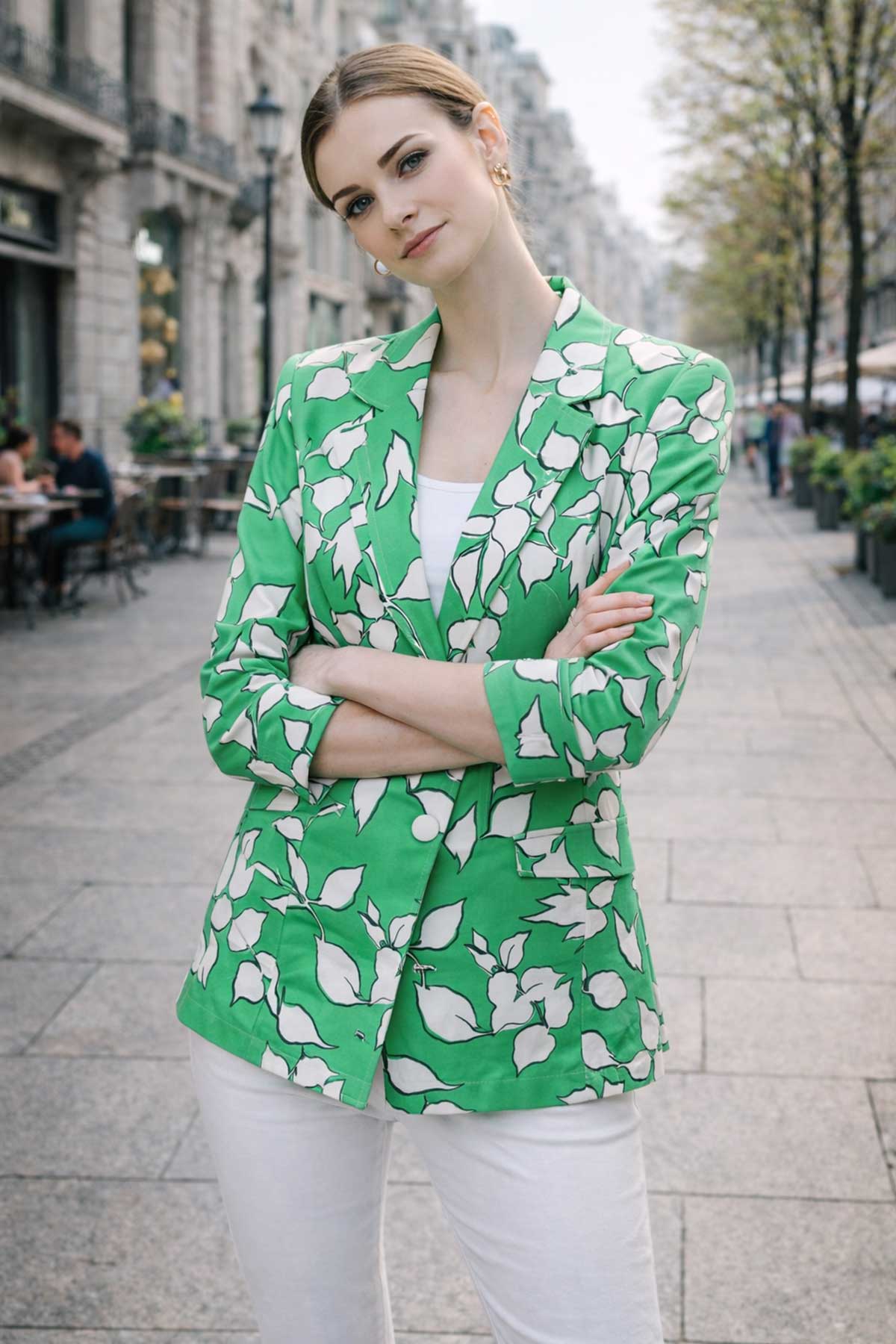 Зелено сако с бял флорален принт