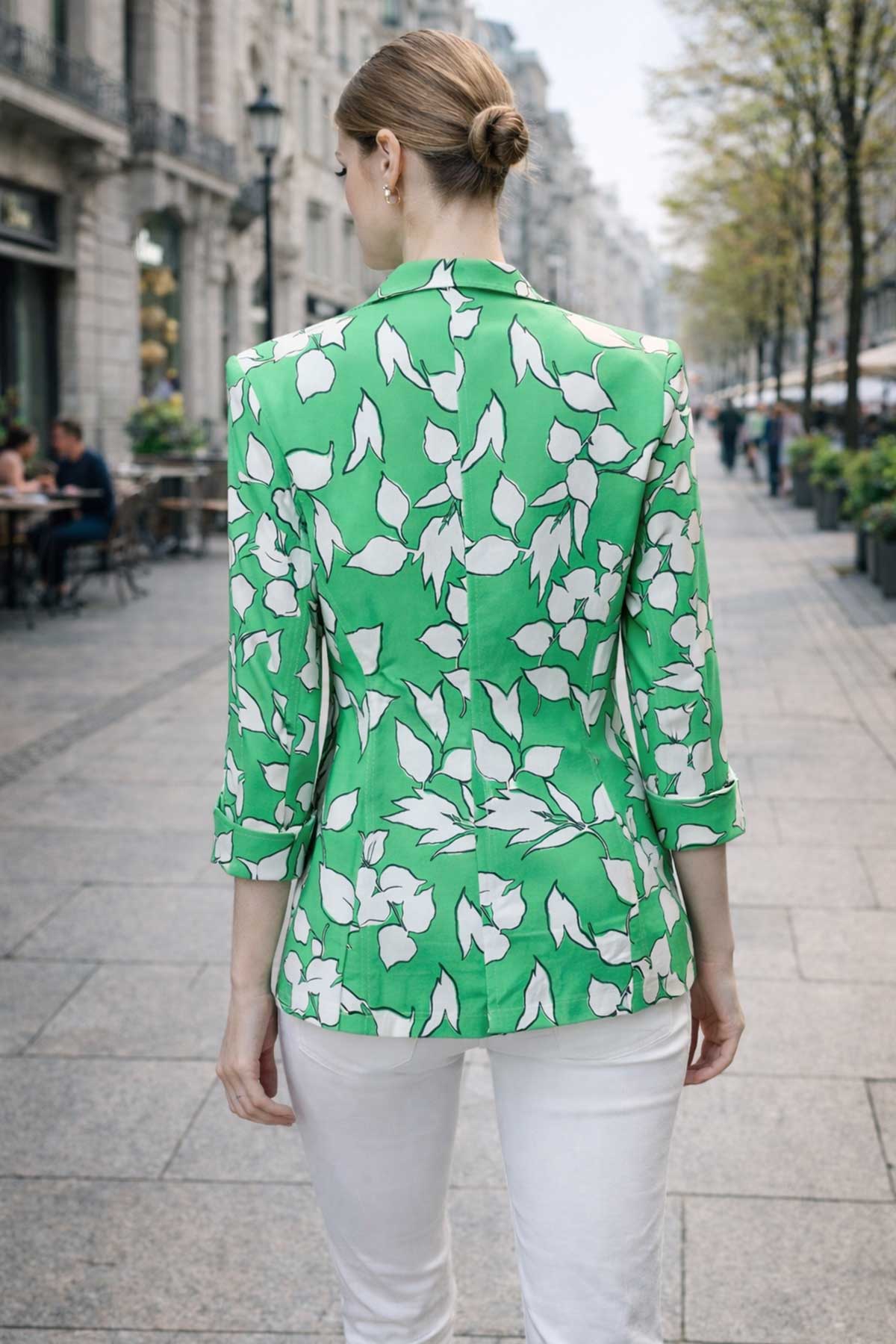 Зелено сако с бял флорален принт