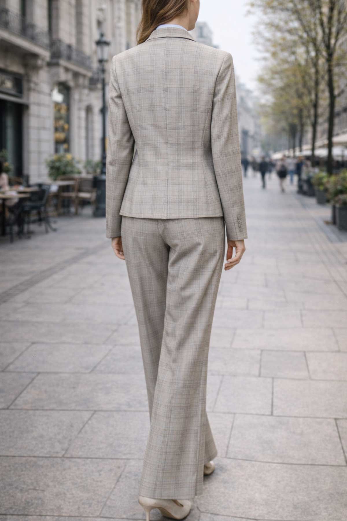 Дамски костюм в бежово каре