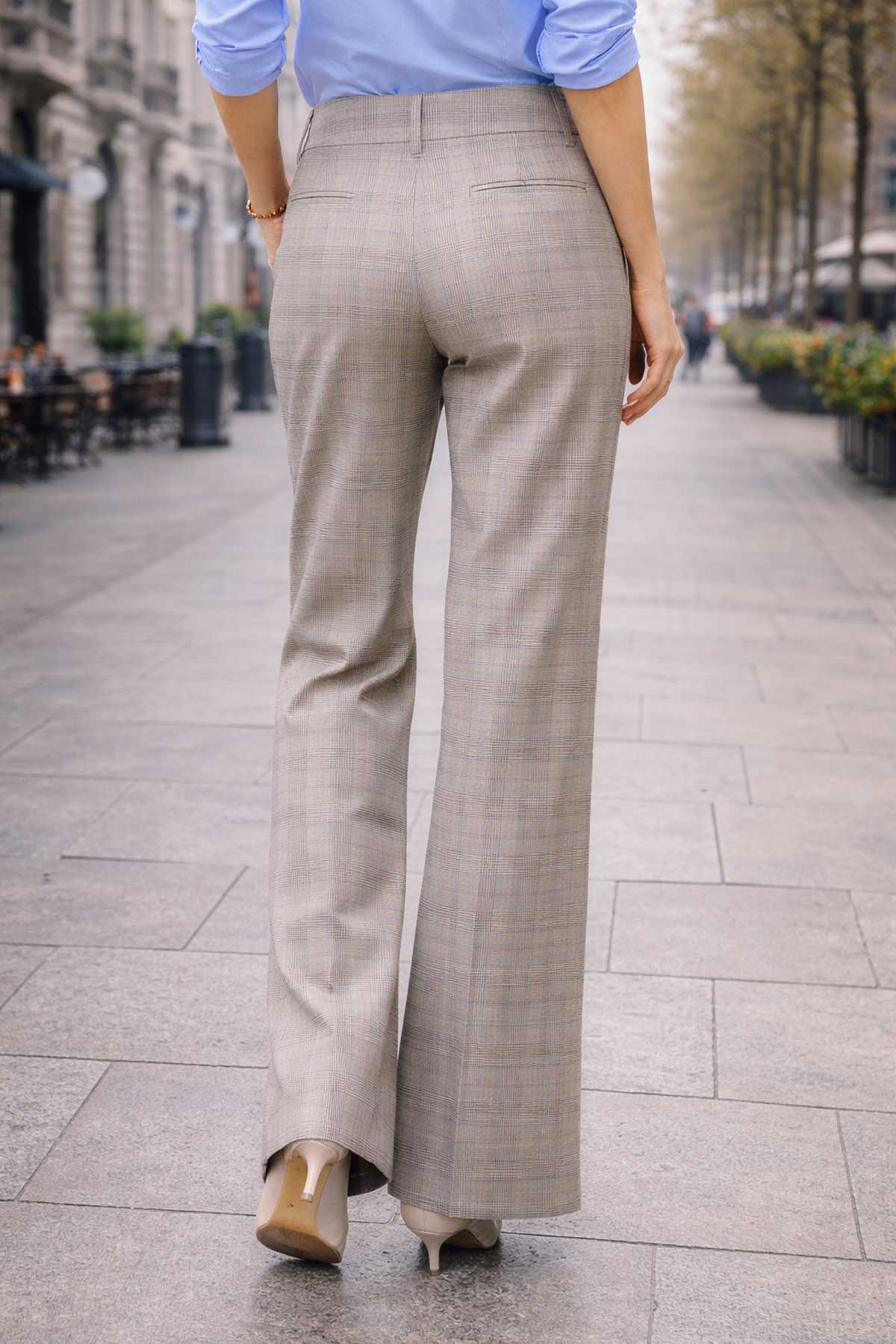 Дамски костюм в бежово каре