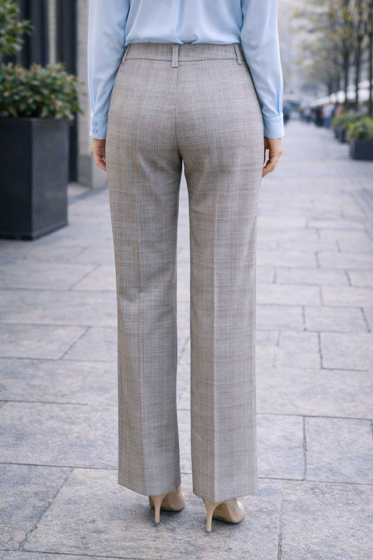 Елегантен кариран костюм в сиво