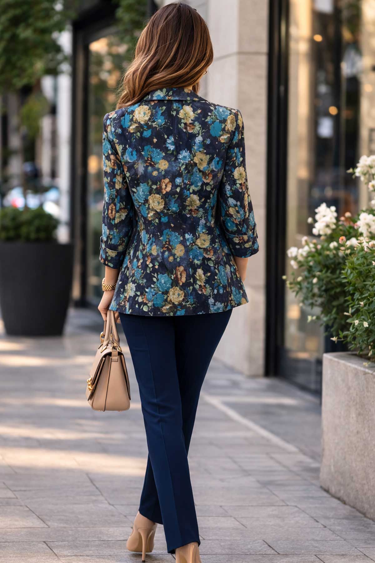 Тъмносиньо флорално сако с втален силует