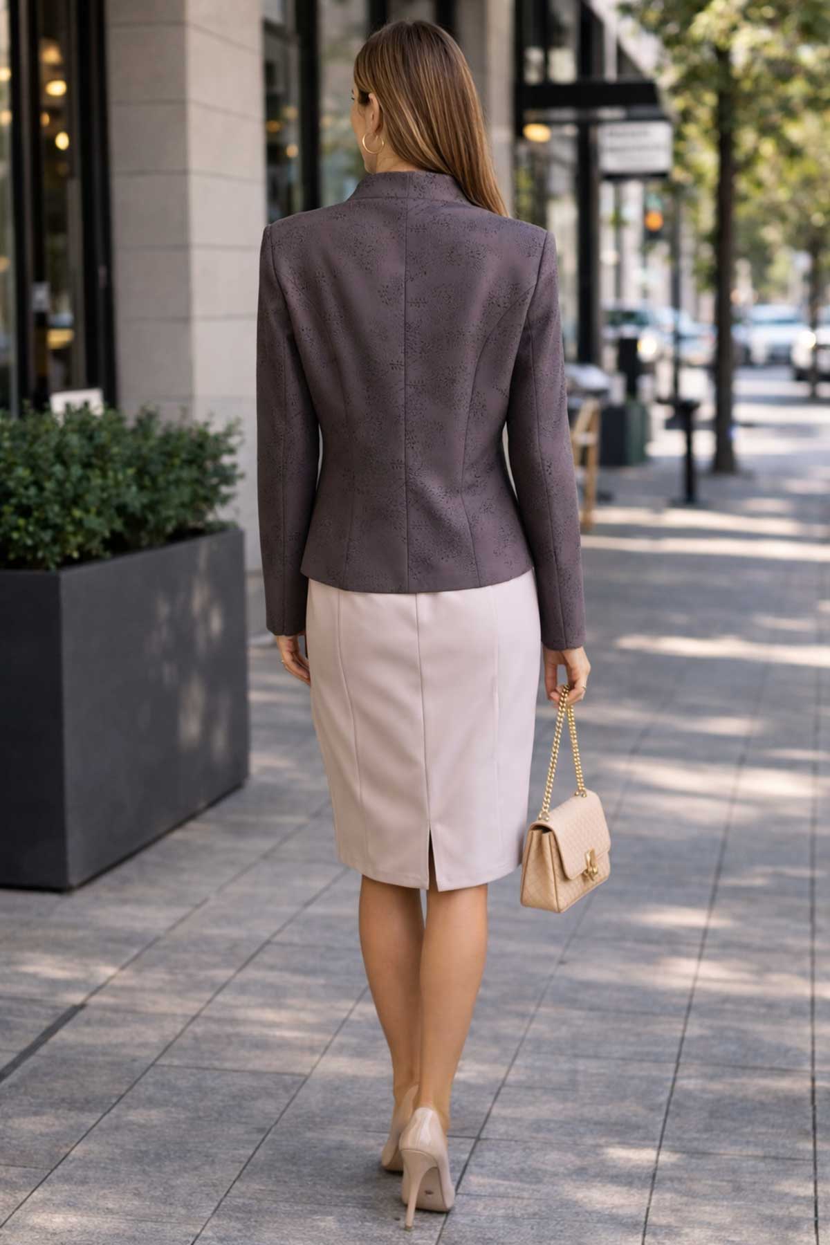 Елегантно кафяво сако с релефен десен