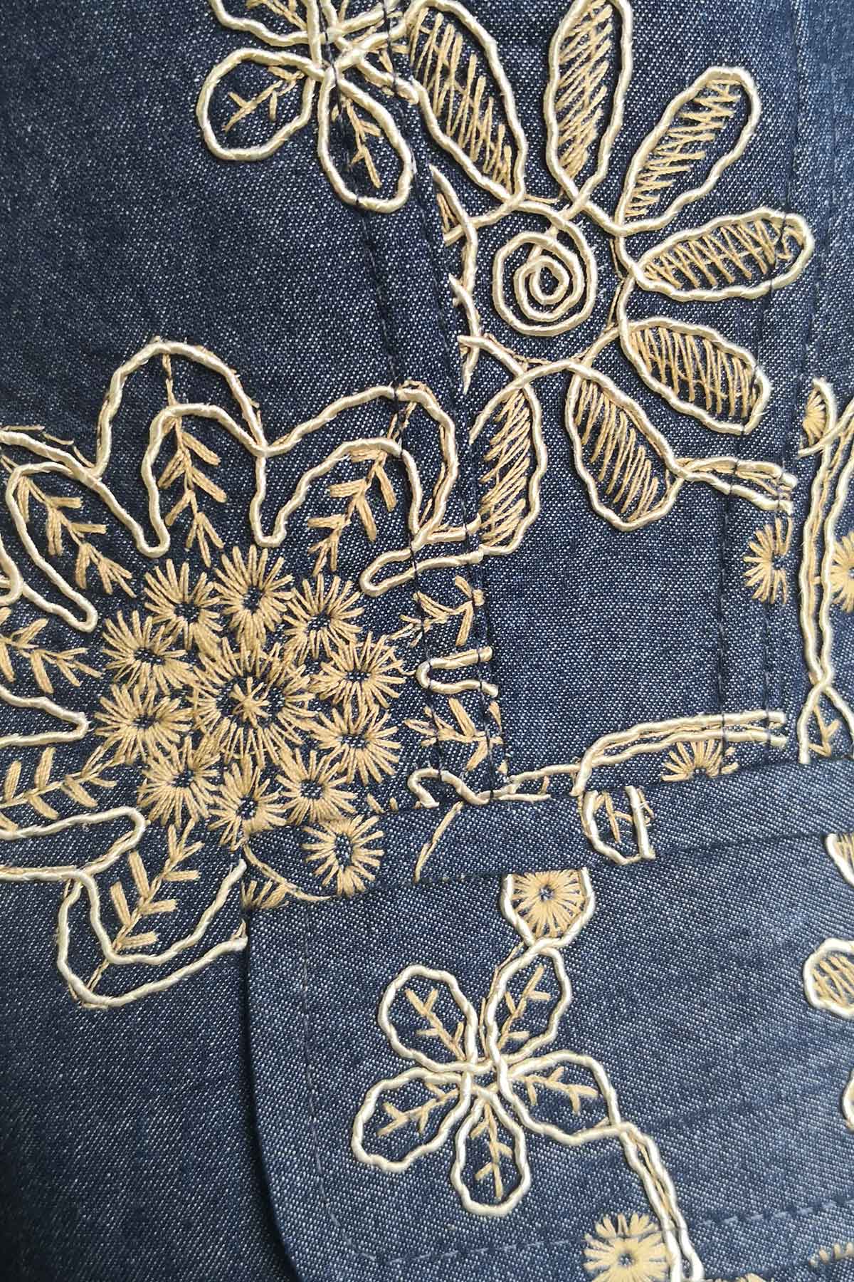 Тъмносин костюм с флорална бродерия