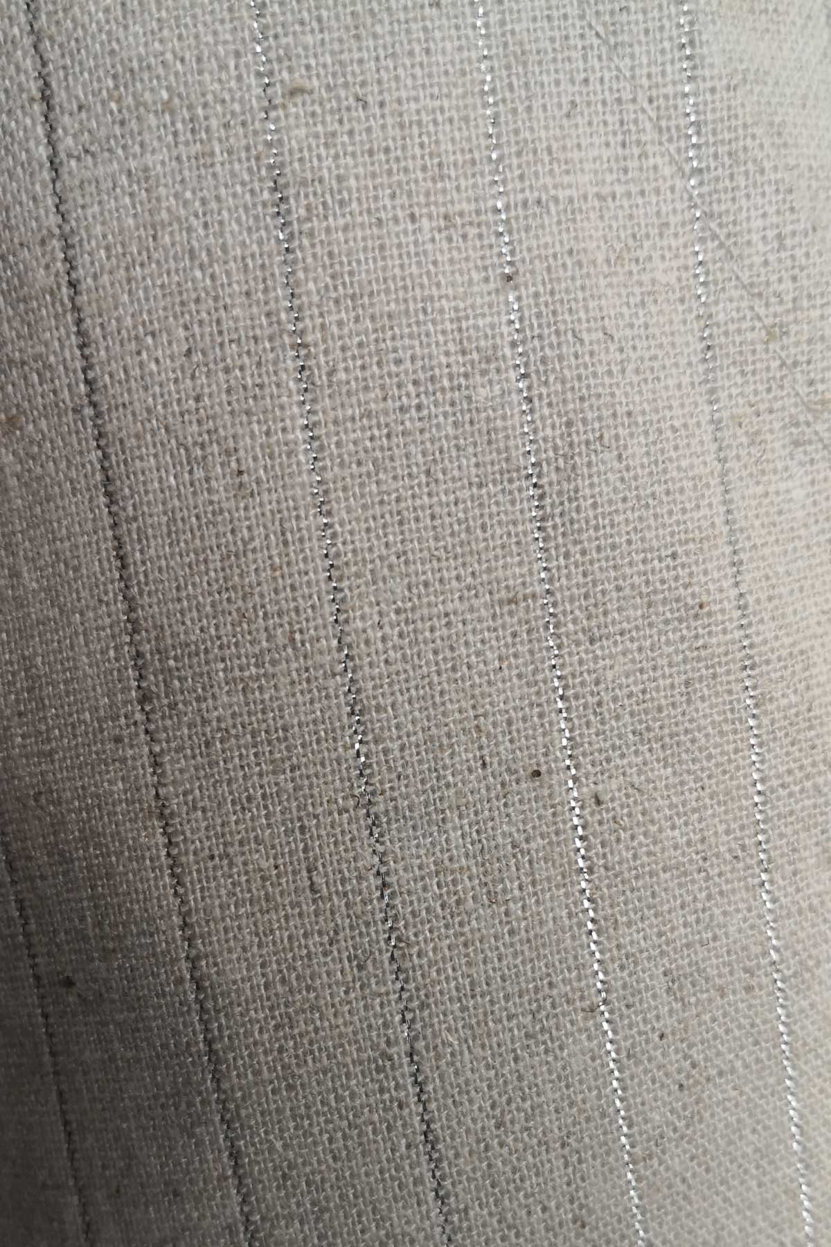 Костюм с панталон в светлобежово с лъскаво райе