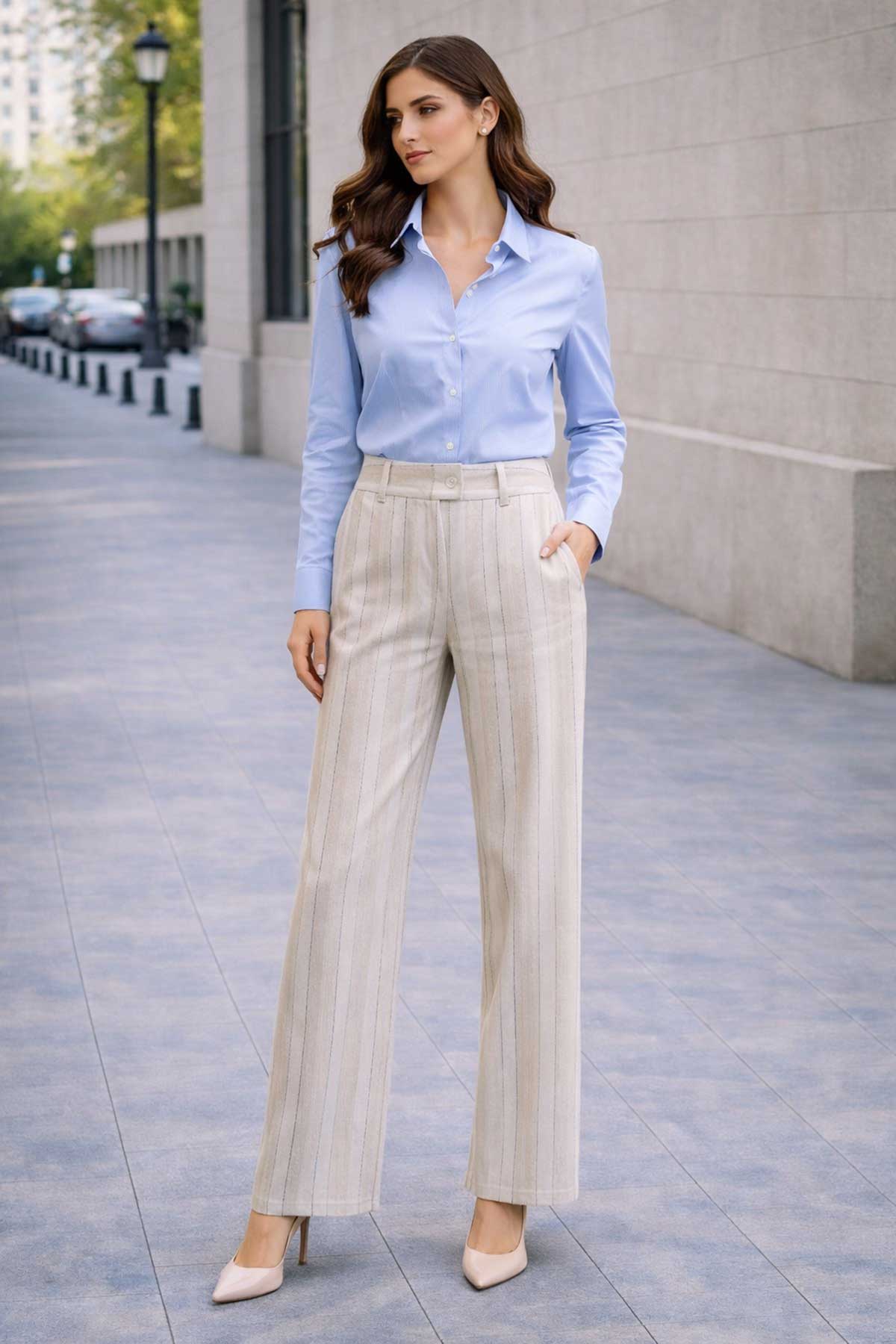 Светлобежов раиран костюм с елегантен силует