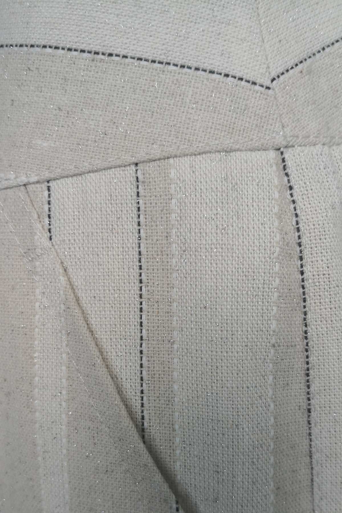 Светлобежов раиран костюм с елегантен силует