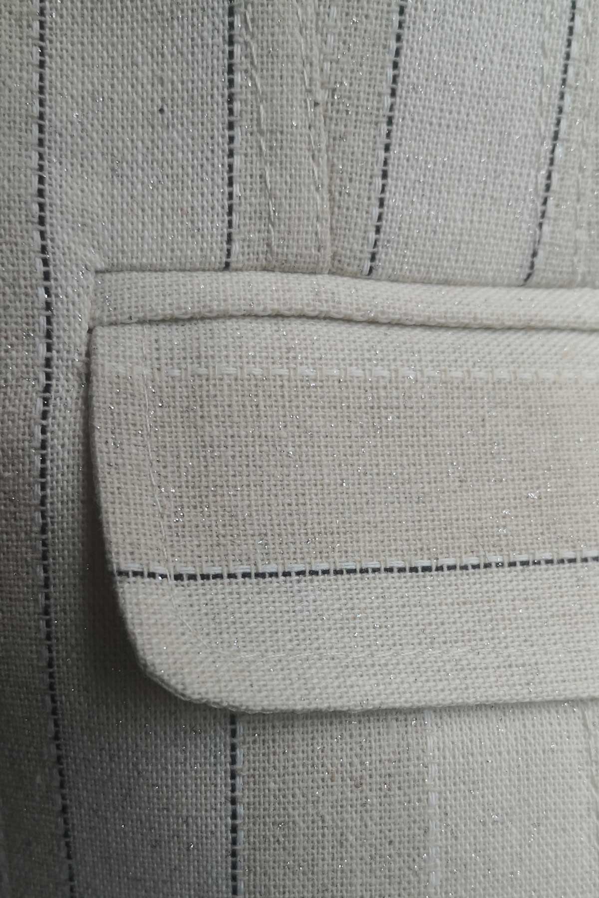 Светлобежов раиран костюм с елегантен силует