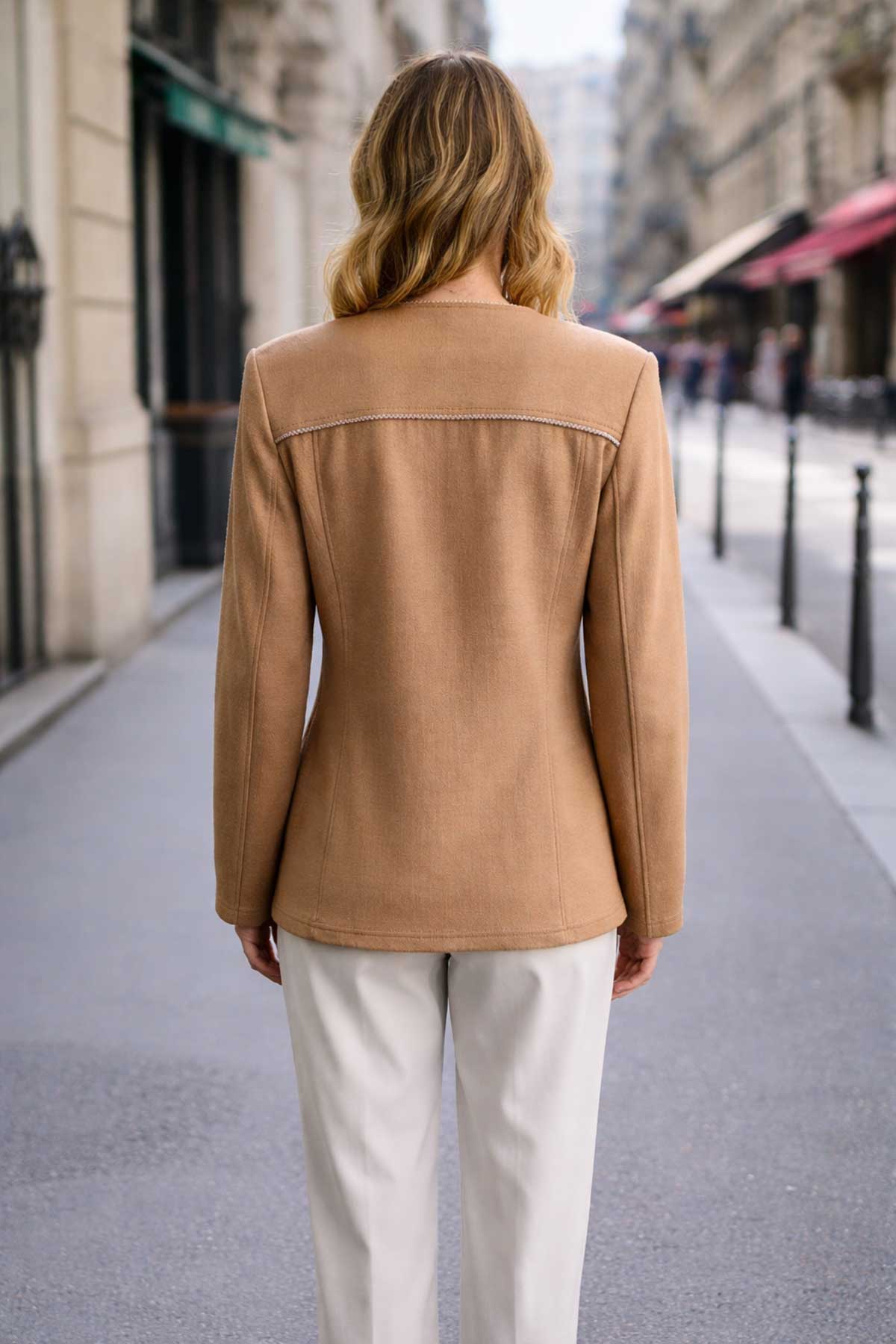 Дамско елегантно яке в цвят камел с декоративни шевове