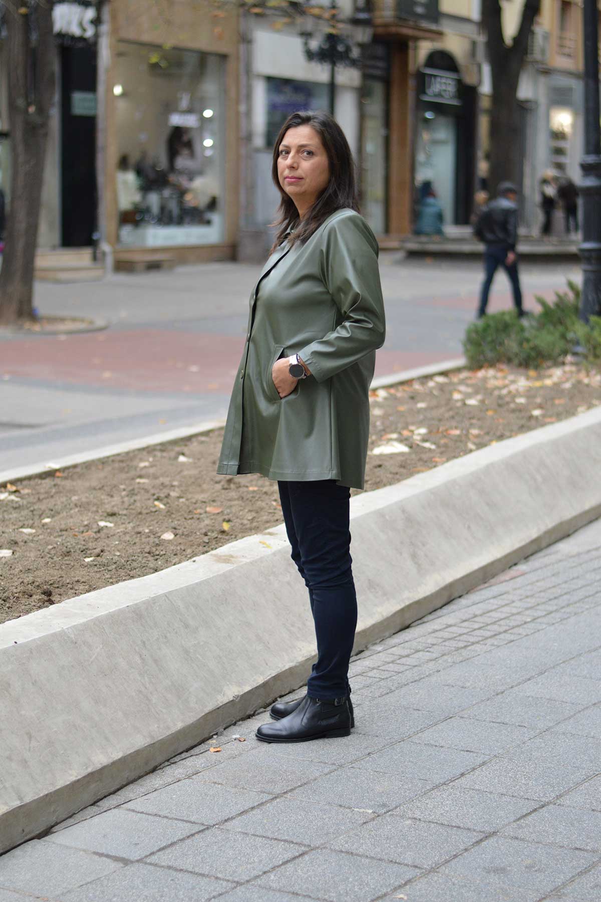 Манто в маслинено зелено от еко кожа | Вили Стил Манто в маслинено зелено от еко кожа