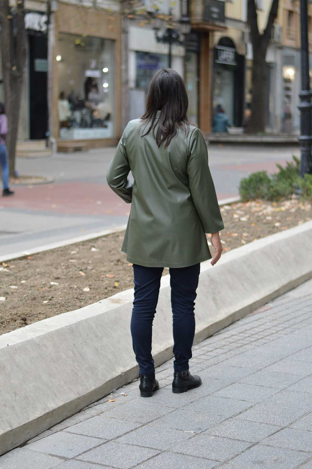 Манто в маслинено зелено от еко кожа | Вили Стил Манто в маслинено зелено от еко кожа