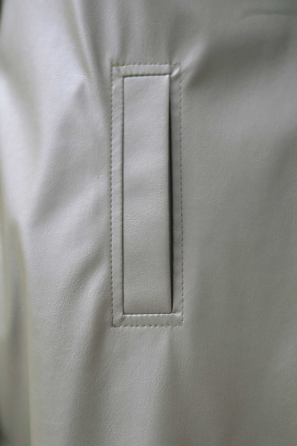 Манто в маслинено зелено от еко кожа | Вили Стил Манто в маслинено зелено от еко кожа