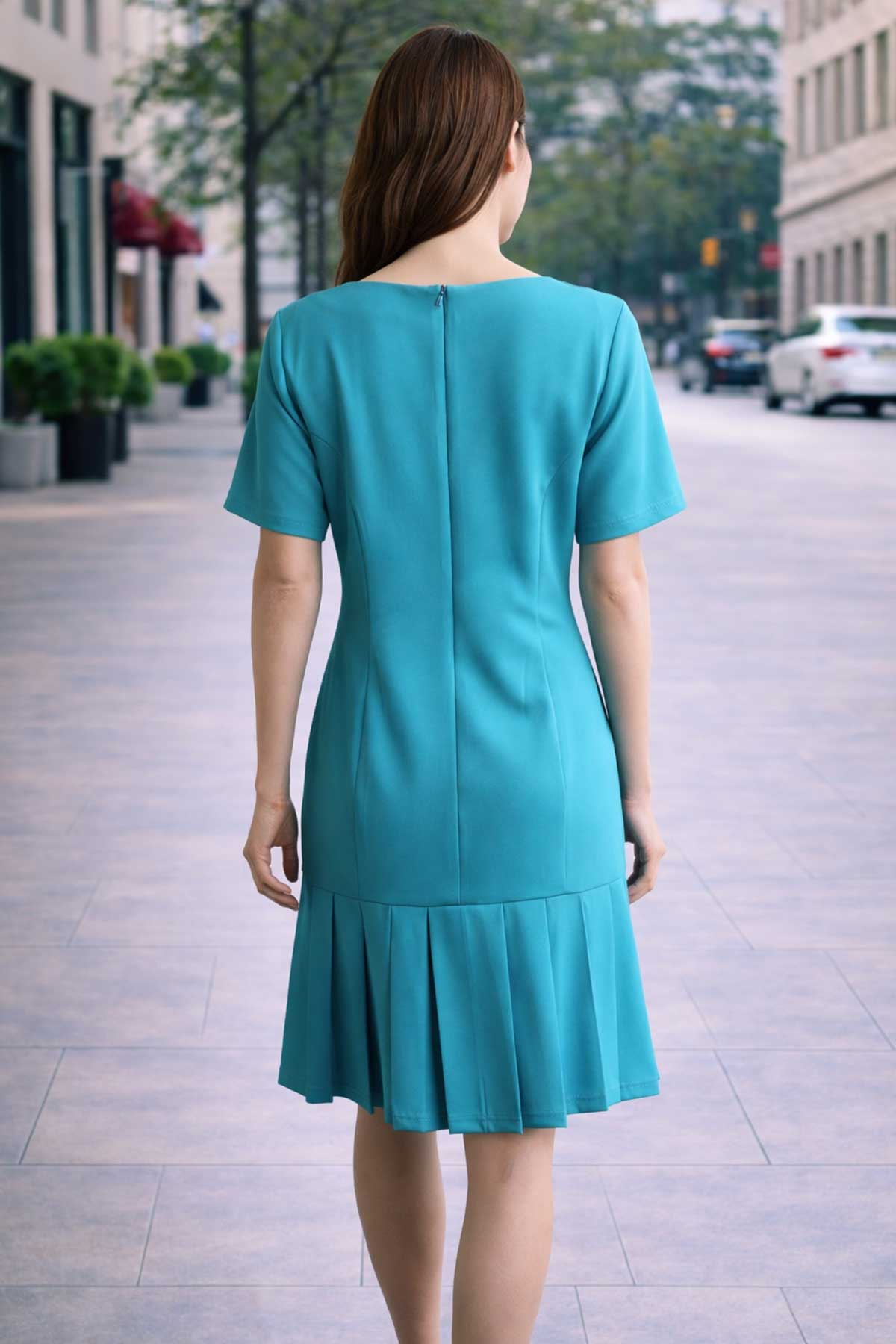 Тюркоазена рокля с плисета в долната част