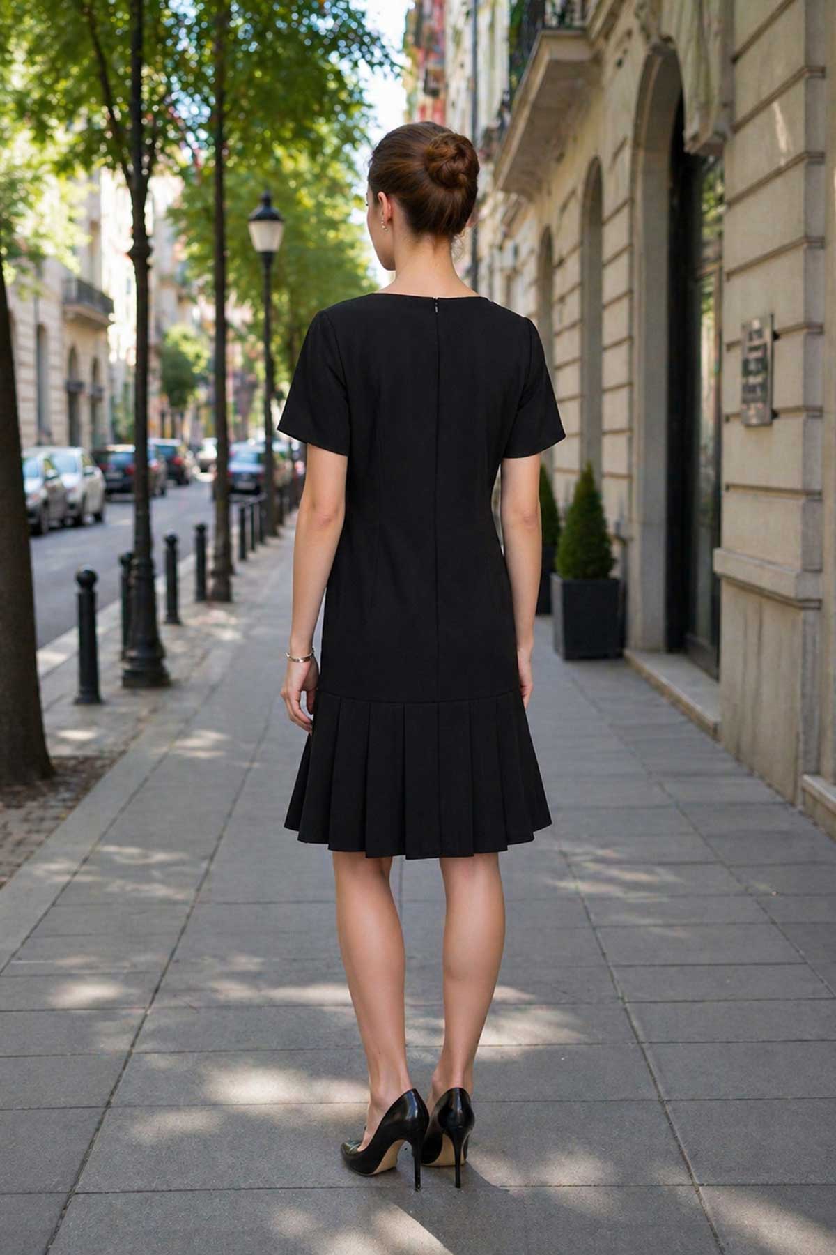 Черна рокля с плисета