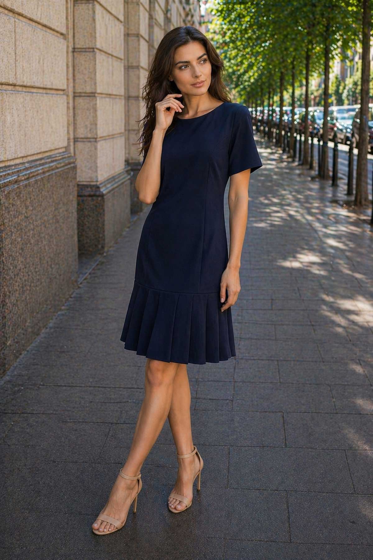 Елегантна тъмносиня рокля с плисе