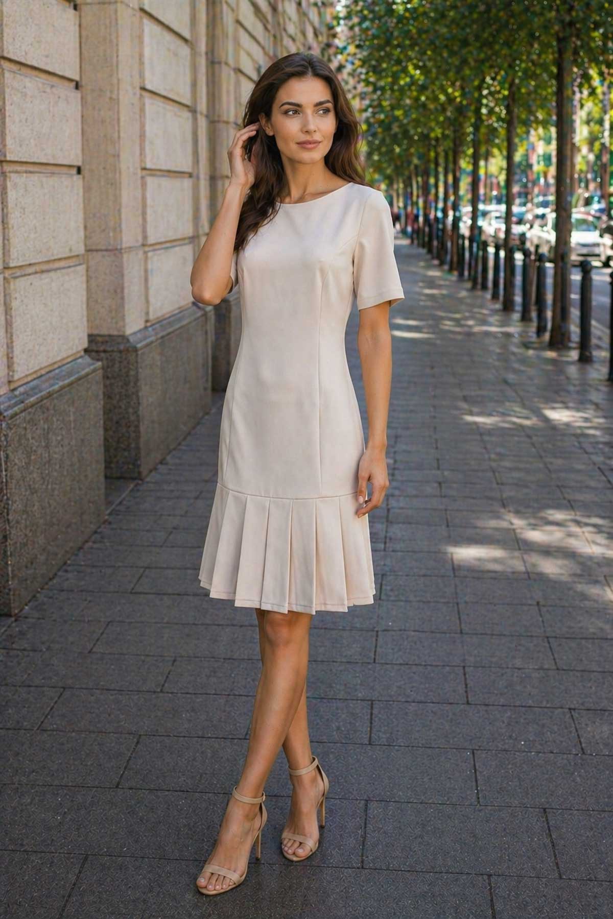 Елегантна светлобежова рокля с плисе