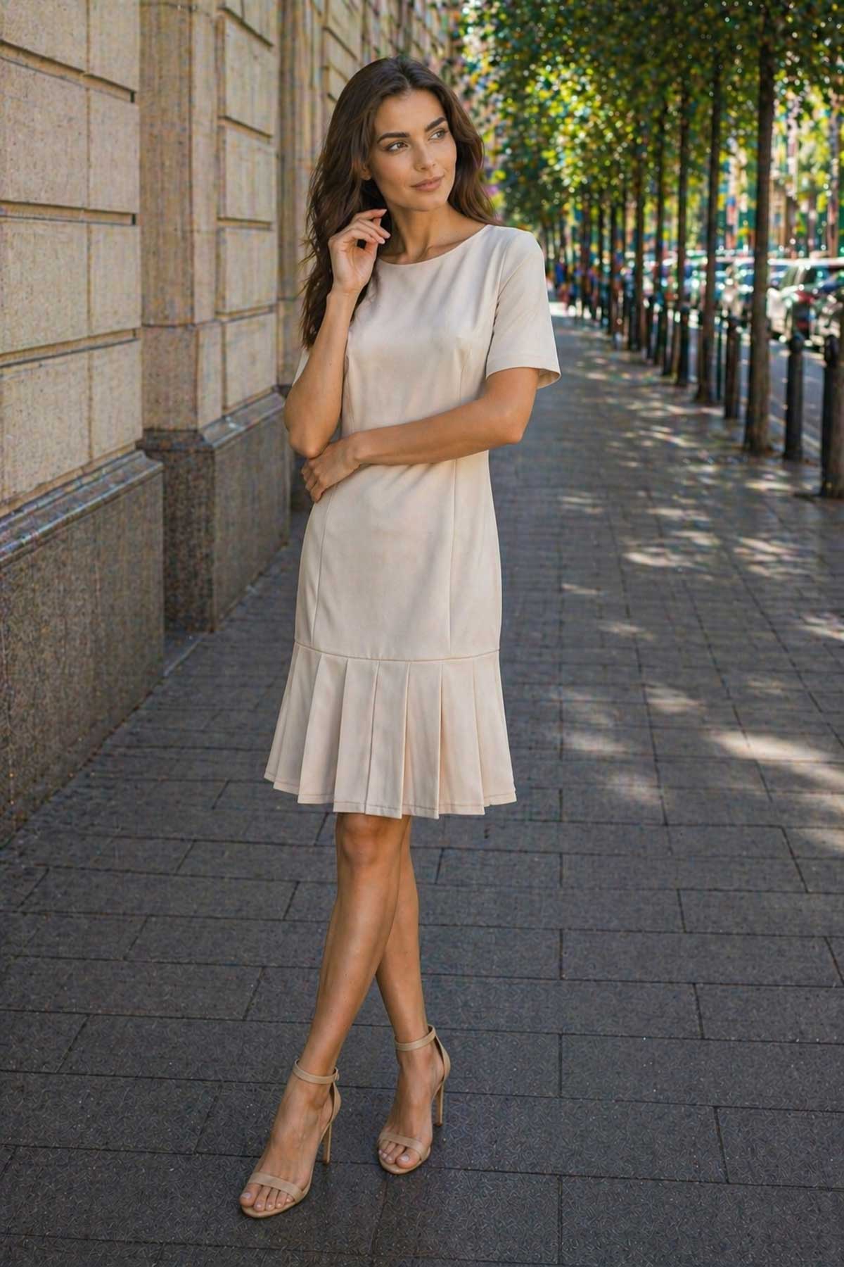 Елегантна светлобежова рокля с плисе