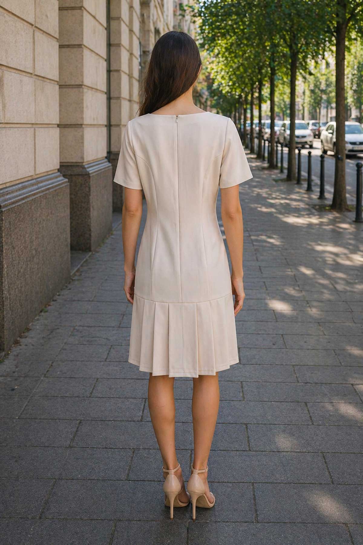 Елегантна светлобежова рокля с плисе