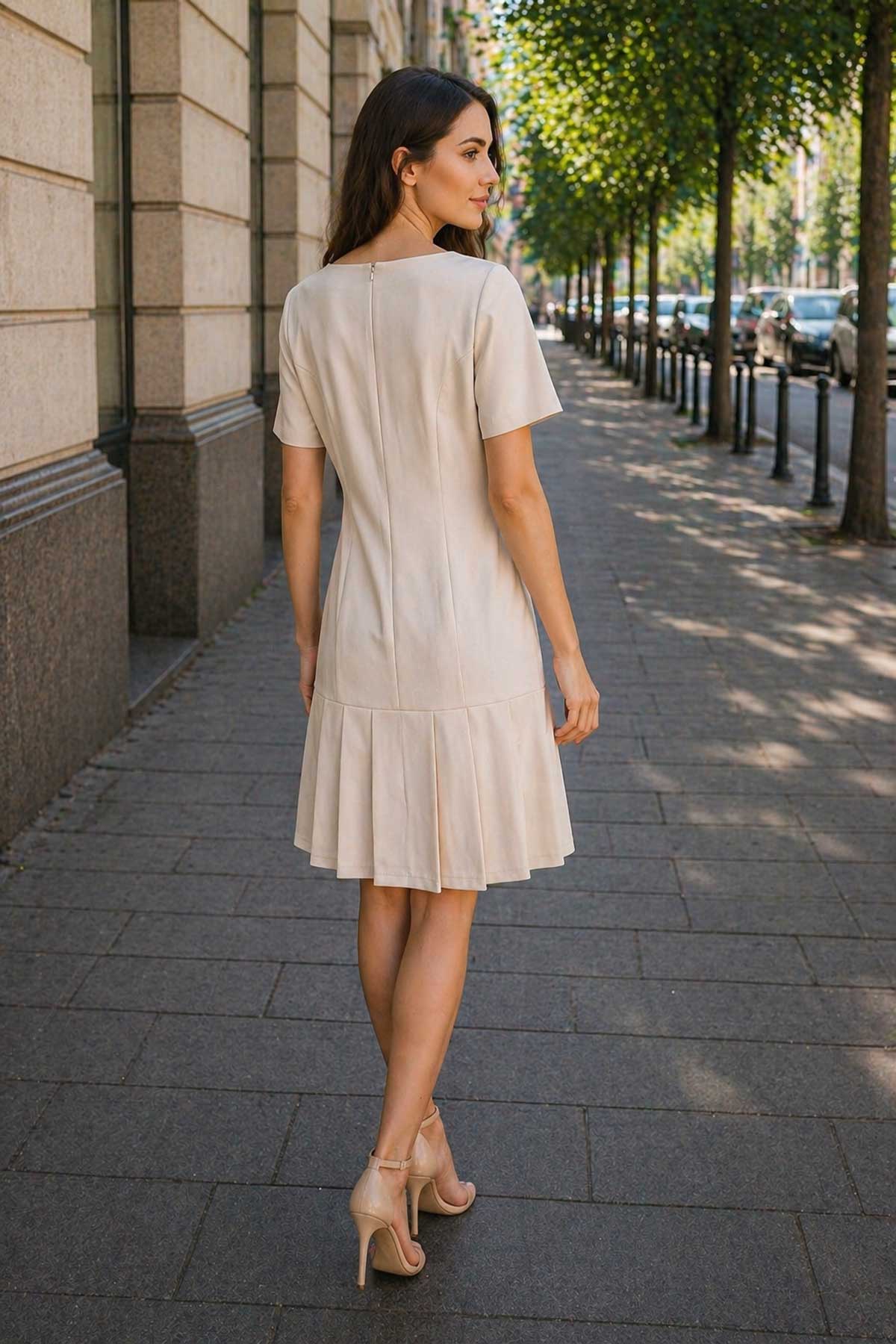 Елегантна светлобежова рокля с плисе