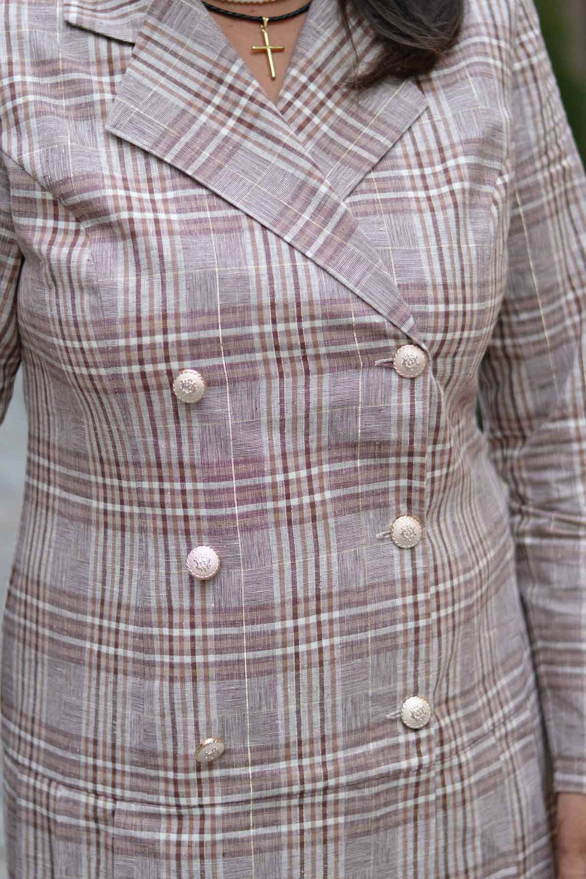 Рокля-сако в кафяво каре с плисирана пола